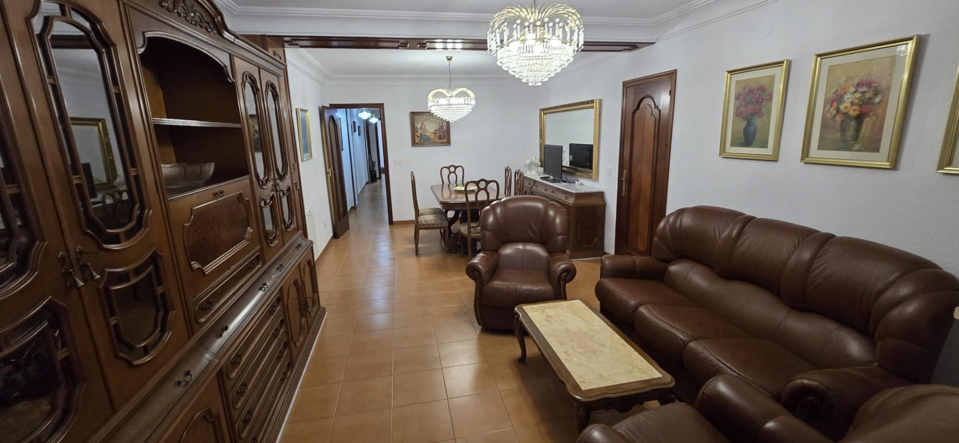 For sale - 4 Bedroom 2 Bathroom Apartment in Torrevieja - Centro  - Alicante