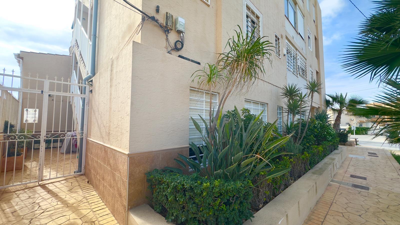 For sale - 3 Bedroom 2 Bathroom Apartment in Torrevieja - Zona Los Frutales  - Alicante