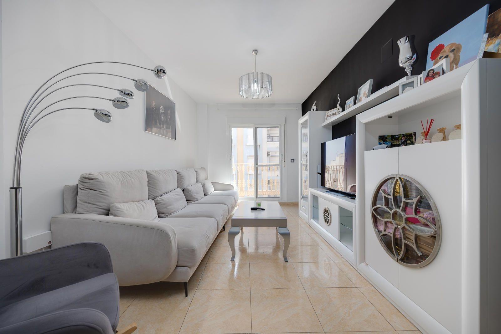 For sale - 3 Bedroom 2 Bathroom Apartment in Torrevieja - Centro  - Alicante