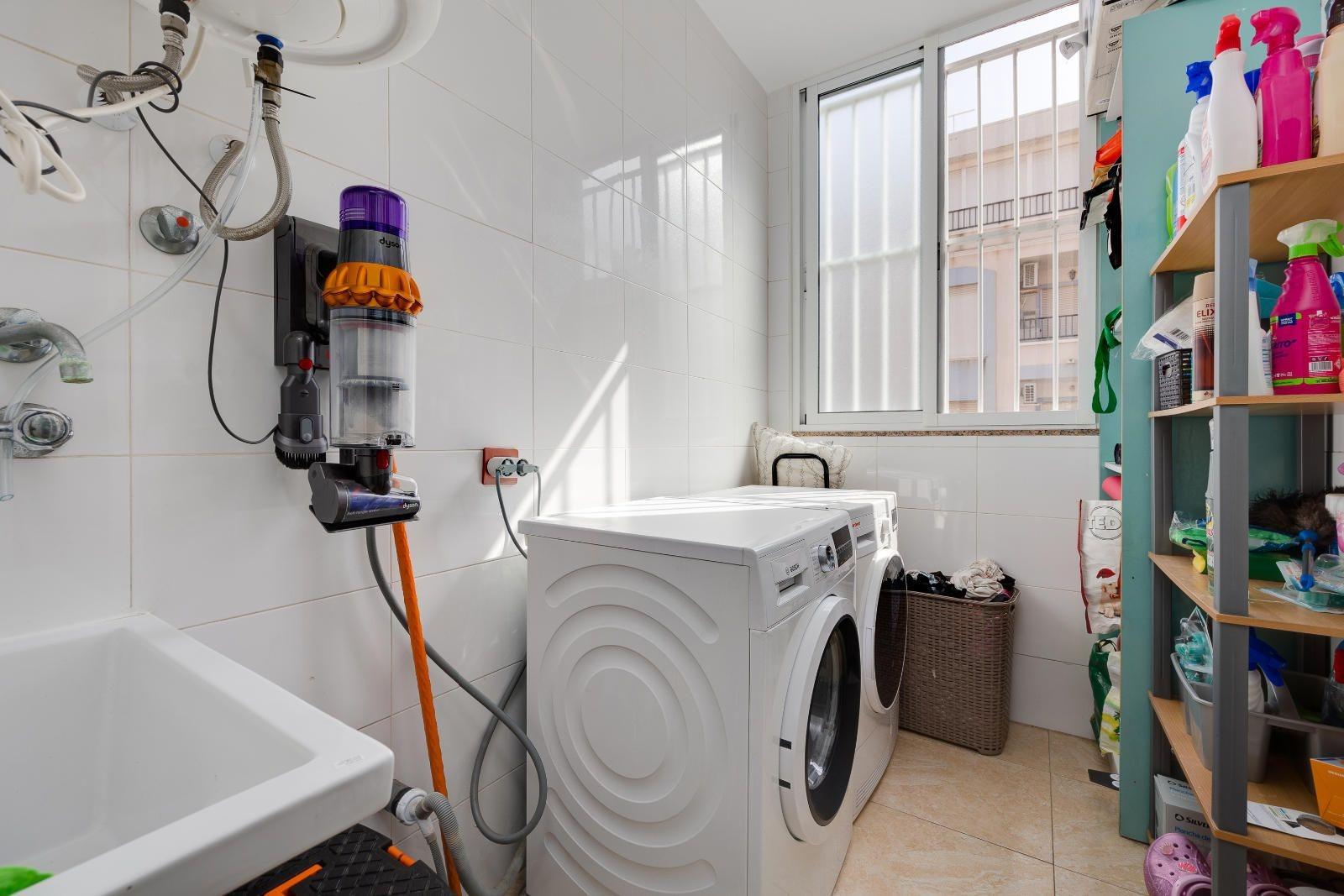 For sale - 3 Bedroom 2 Bathroom Apartment in Torrevieja - Centro  - Alicante