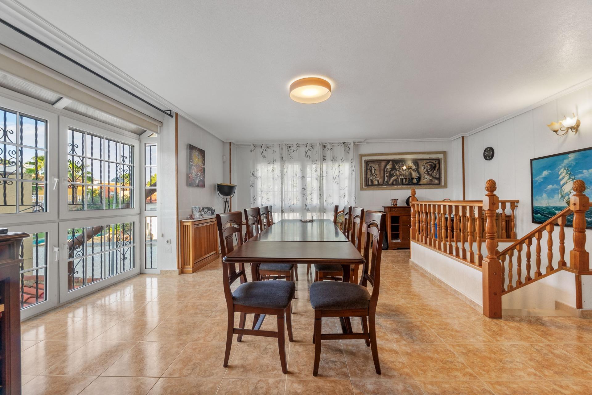 For sale - 4 Bedroom 3 Bathroom Villa in Torrevieja - Los Balcones  - Alicante
