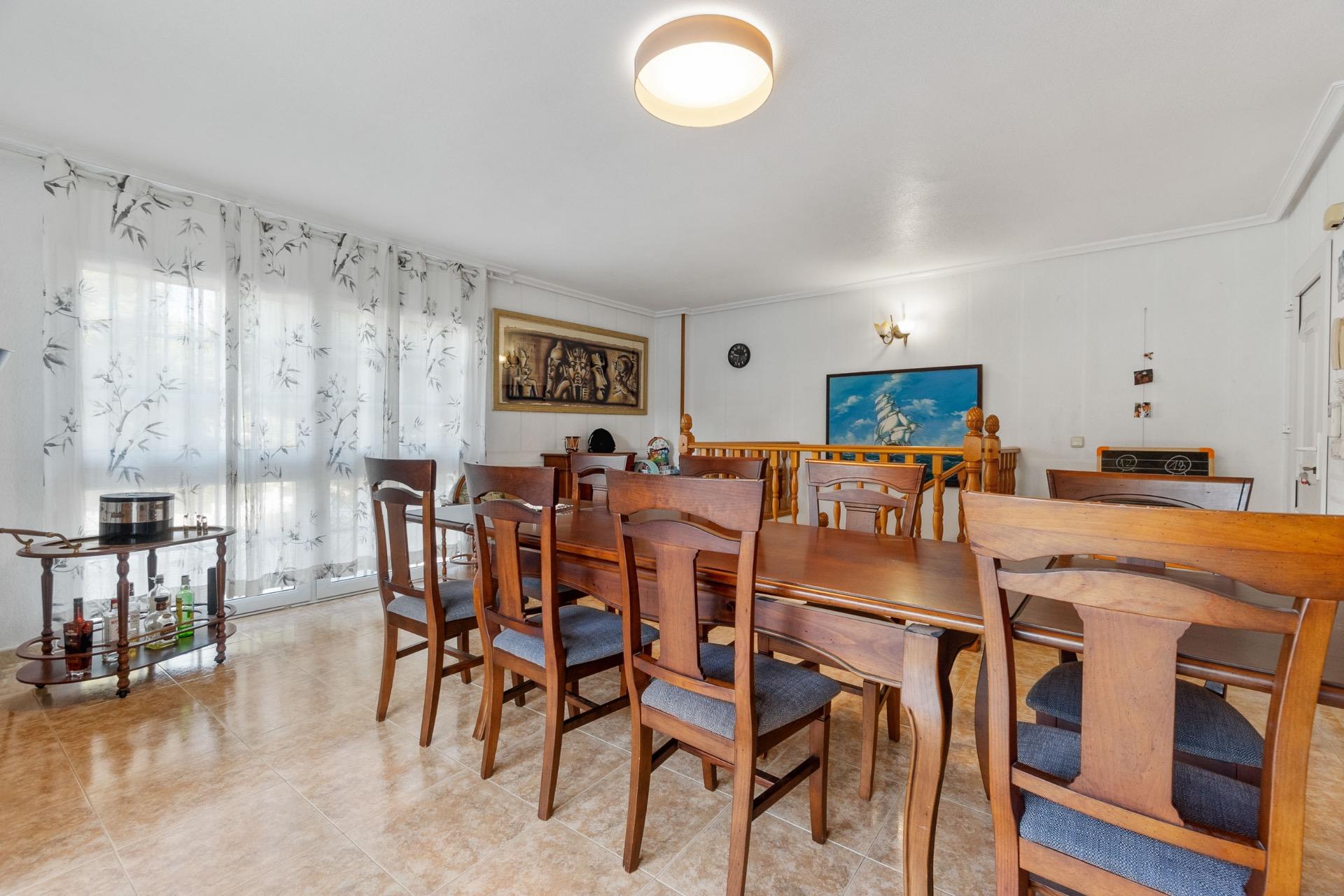 For sale - 4 Bedroom 3 Bathroom Villa in Torrevieja - Los Balcones  - Alicante