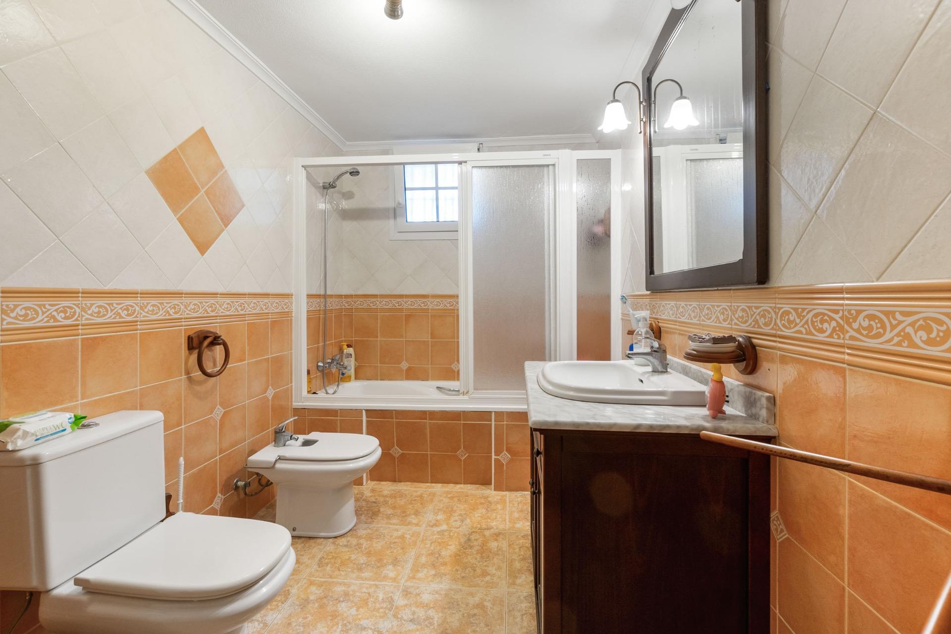 For sale - 4 Bedroom 3 Bathroom Villa in Torrevieja - Los Balcones  - Alicante