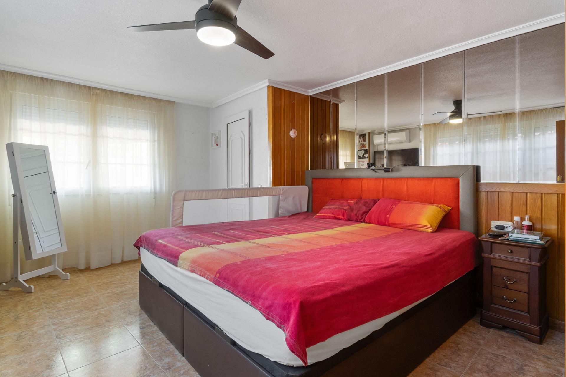For sale - 4 Bedroom 3 Bathroom Villa in Torrevieja - Los Balcones  - Alicante