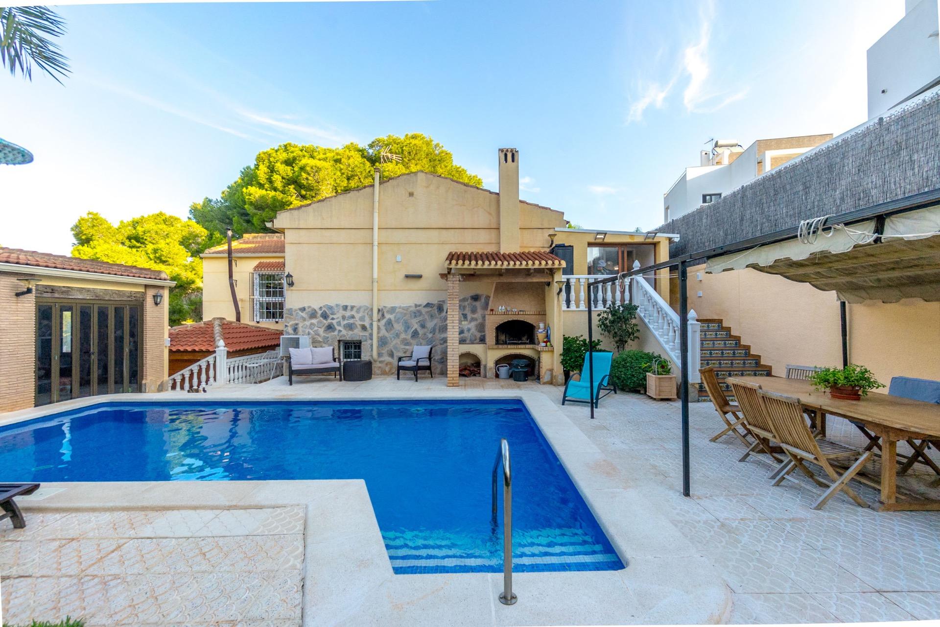 For sale - 4 Bedroom 3 Bathroom Villa in Torrevieja - Los Balcones  - Alicante