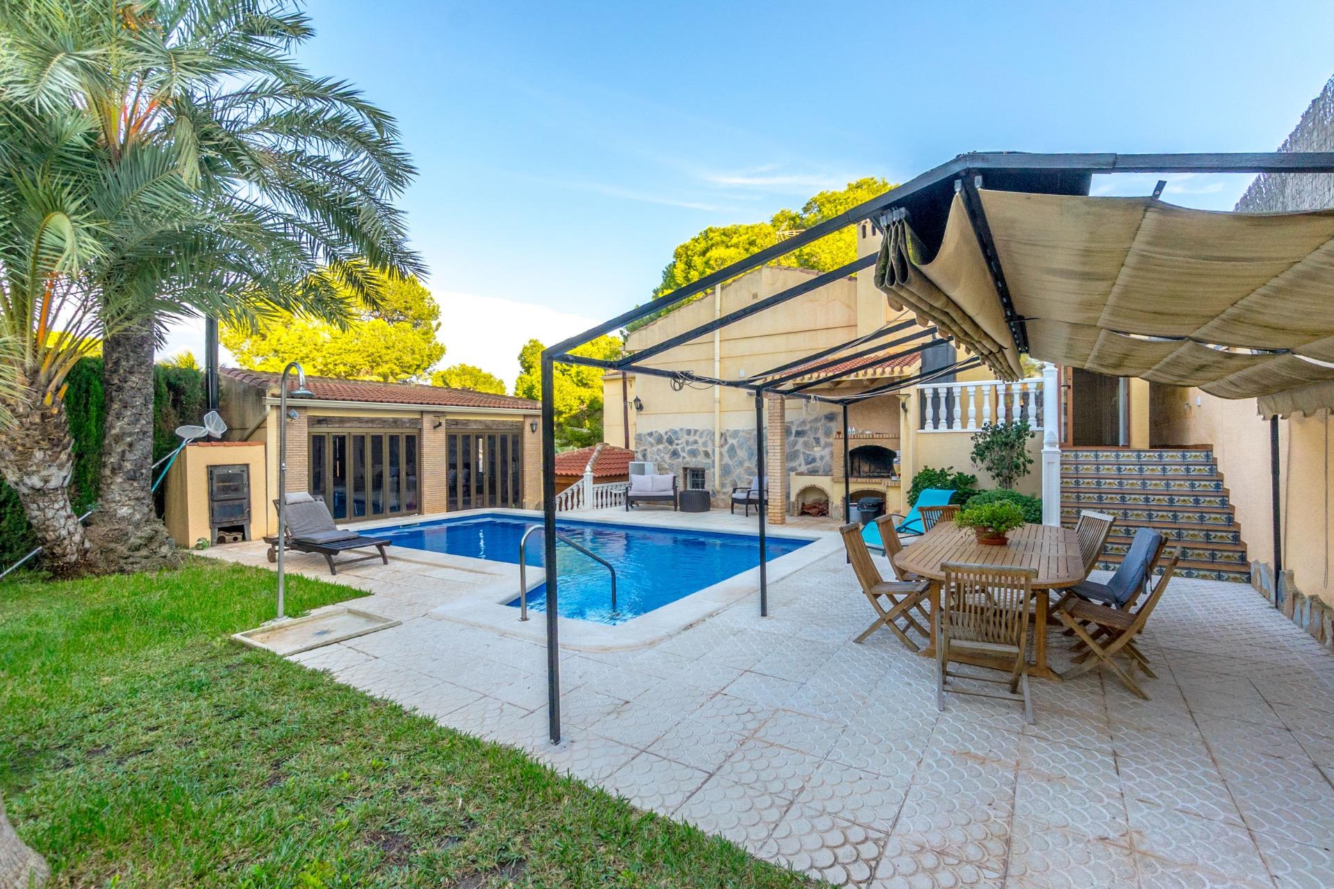 For sale - 4 Bedroom 3 Bathroom Villa in Torrevieja - Los Balcones  - Alicante