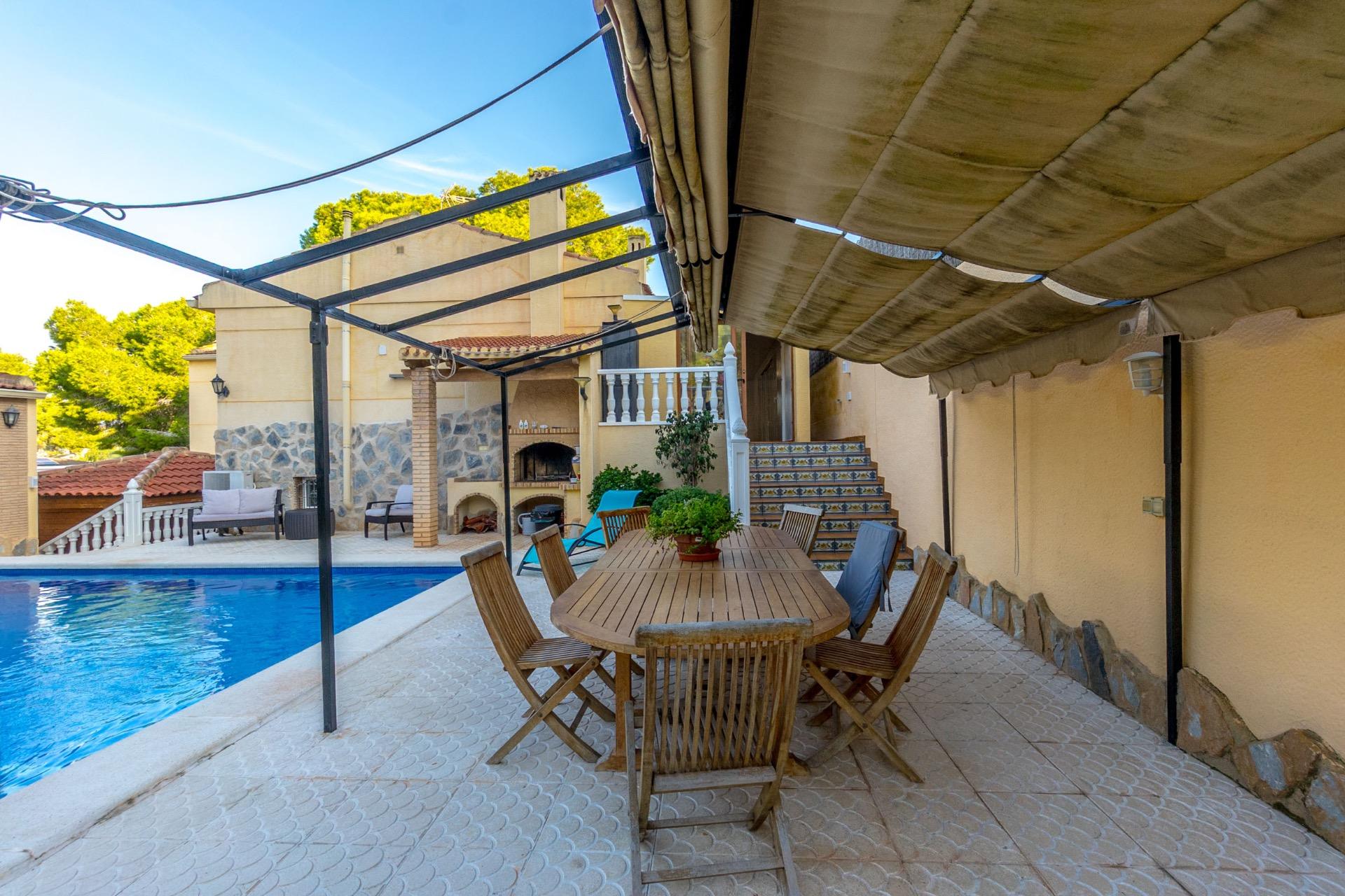 For sale - 4 Bedroom 3 Bathroom Villa in Torrevieja - Los Balcones  - Alicante