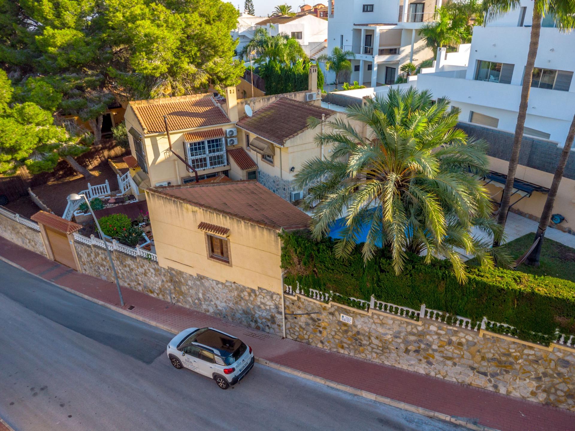 For sale - 4 Bedroom 3 Bathroom Villa in Torrevieja - Los Balcones  - Alicante