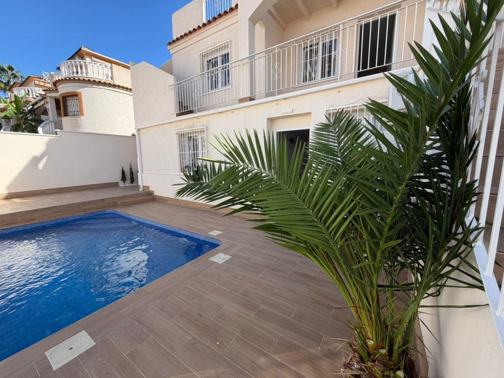 4 Bedroom 4 Bathroom Semi Detached in Torrevieja
