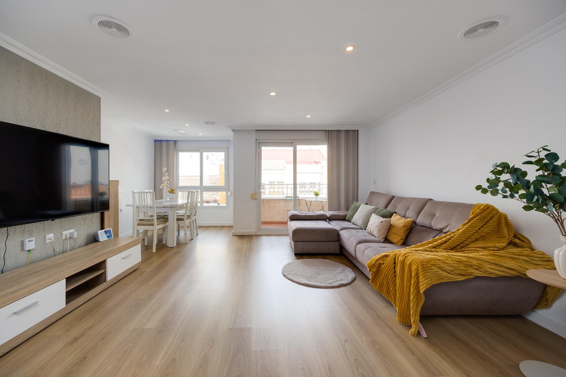 For sale - 3 Bedroom 2 Bathroom Apartment in Torrevieja - Centro  - Alicante