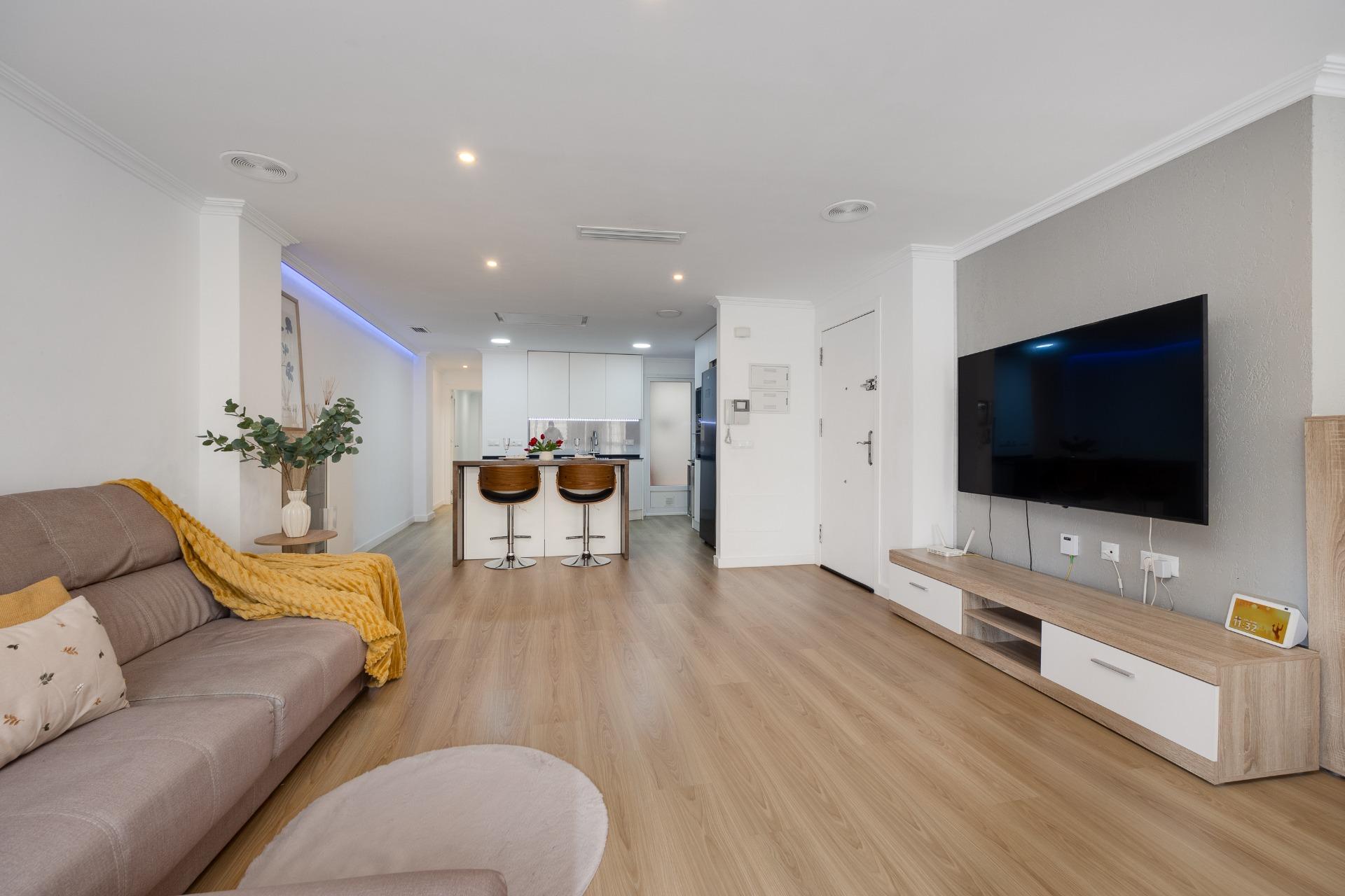 For sale - 3 Bedroom 2 Bathroom Apartment in Torrevieja - Centro  - Alicante