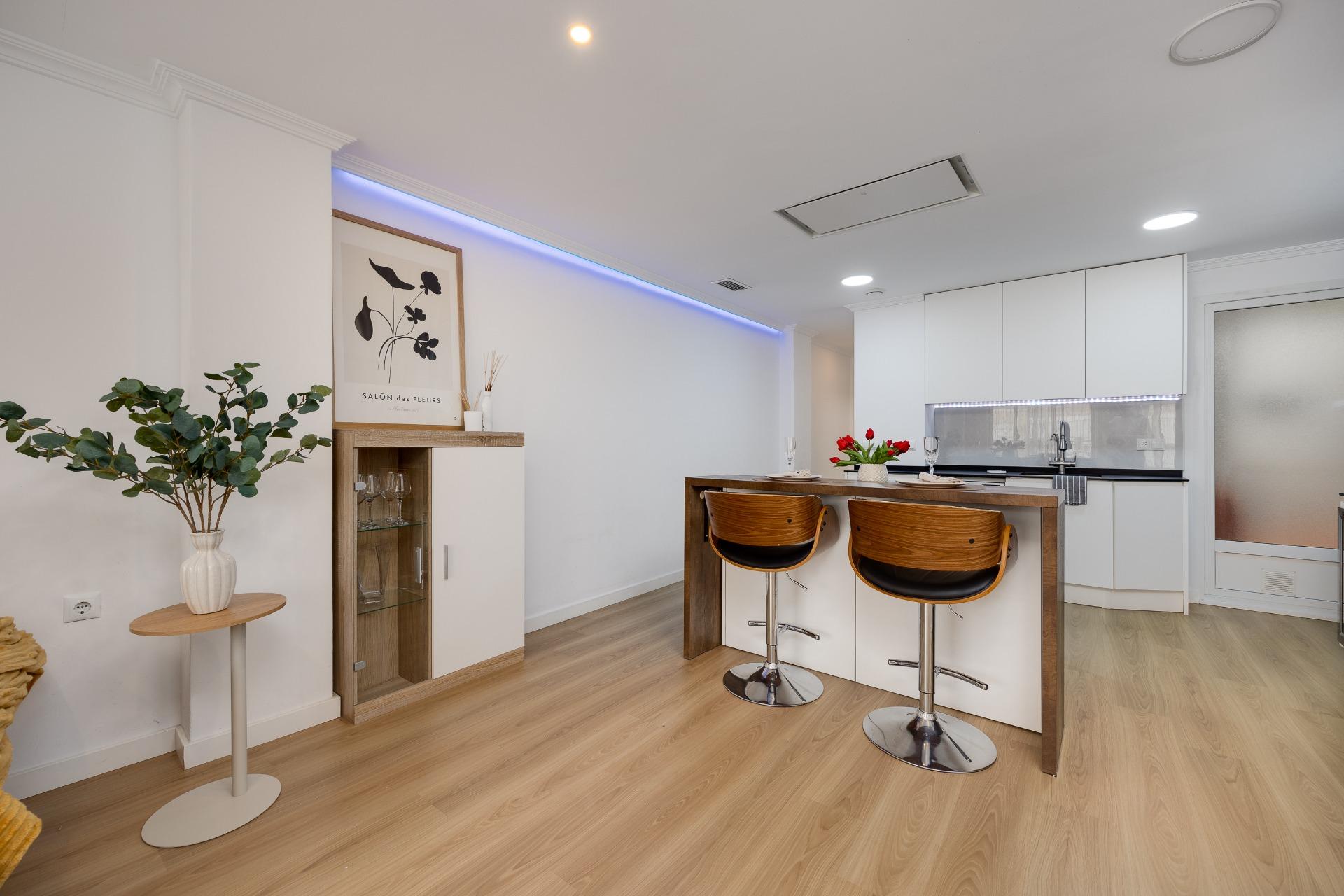 For sale - 3 Bedroom 2 Bathroom Apartment in Torrevieja - Centro  - Alicante