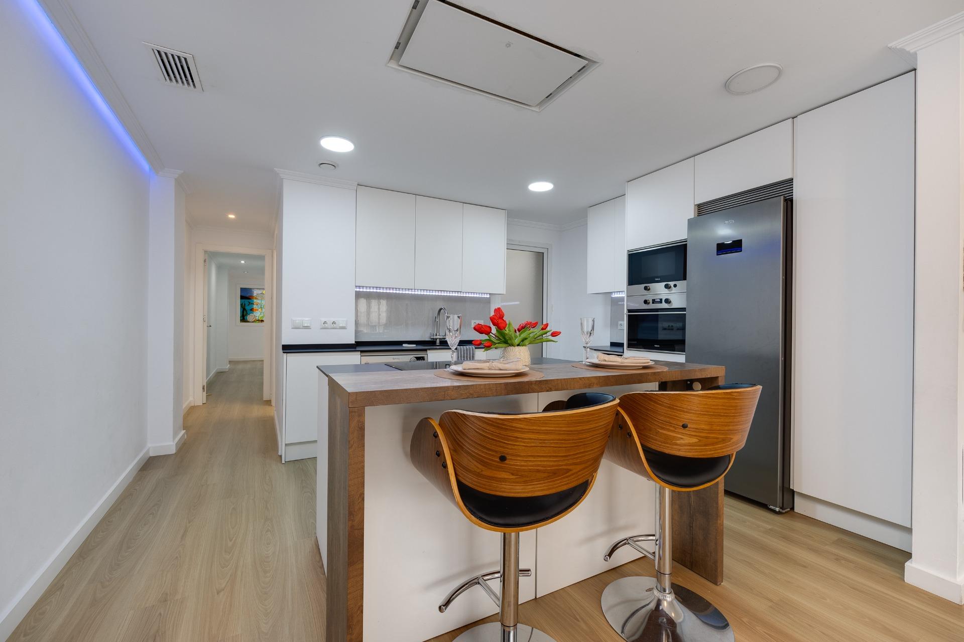 For sale - 3 Bedroom 2 Bathroom Apartment in Torrevieja - Centro  - Alicante