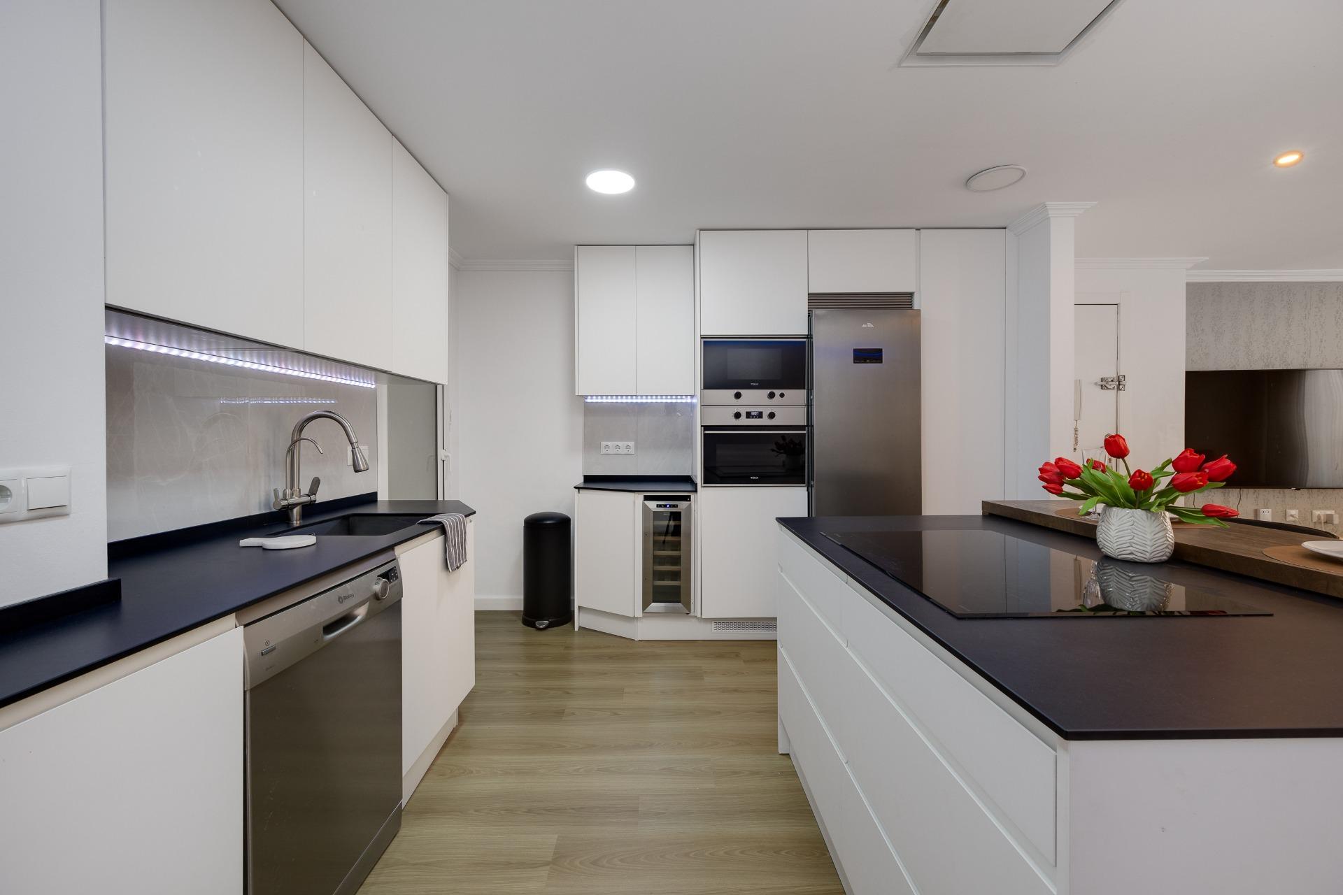 For sale - 3 Bedroom 2 Bathroom Apartment in Torrevieja - Centro  - Alicante
