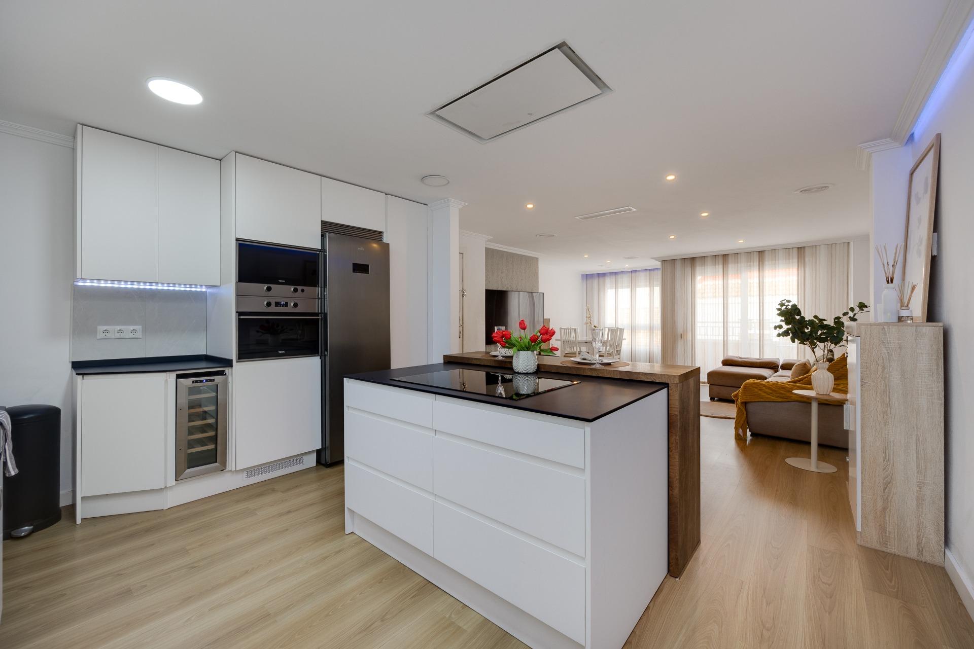 For sale - 3 Bedroom 2 Bathroom Apartment in Torrevieja - Centro  - Alicante