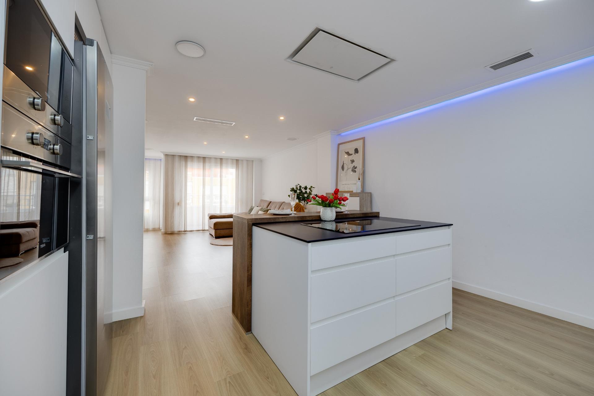 For sale - 3 Bedroom 2 Bathroom Apartment in Torrevieja - Centro  - Alicante