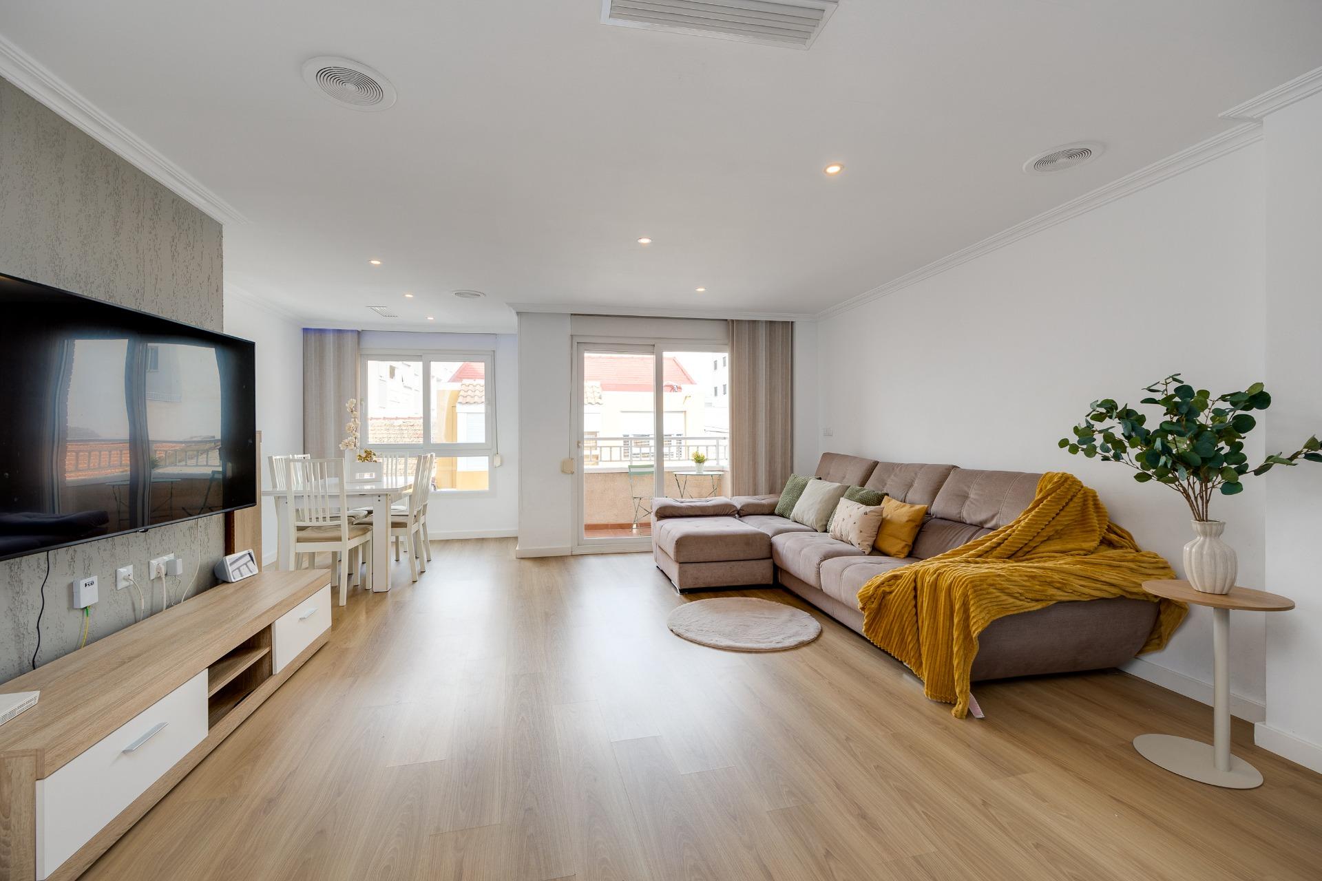 For sale - 3 Bedroom 2 Bathroom Apartment in Torrevieja - Centro  - Alicante