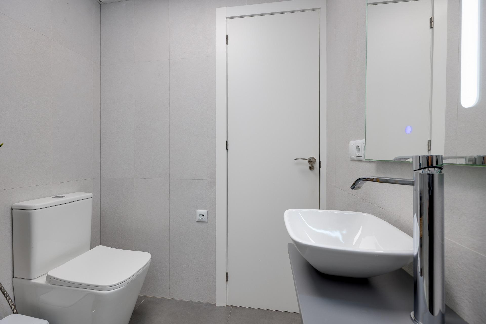 For sale - 3 Bedroom 2 Bathroom Apartment in Torrevieja - Centro  - Alicante