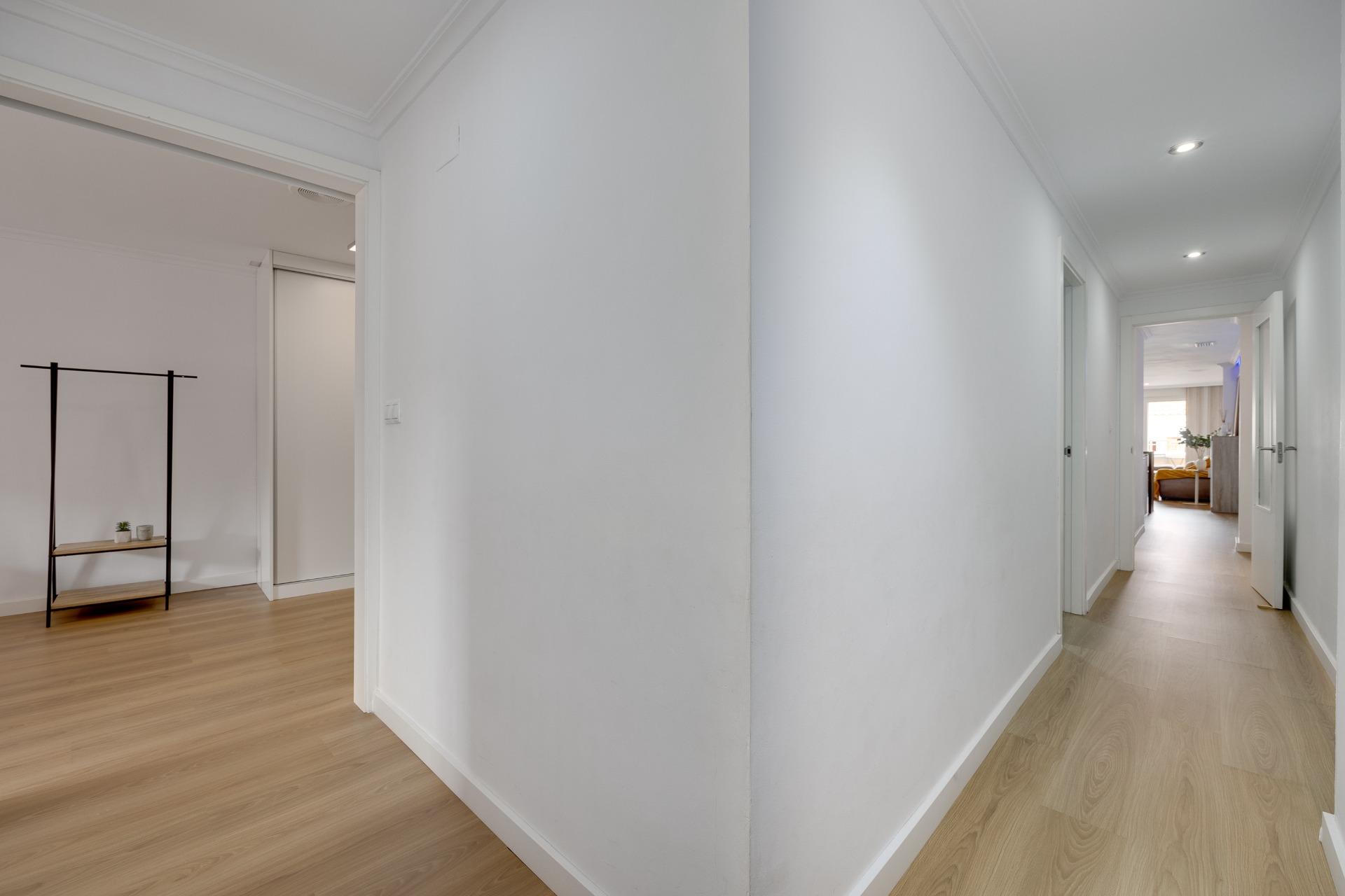 For sale - 3 Bedroom 2 Bathroom Apartment in Torrevieja - Centro  - Alicante