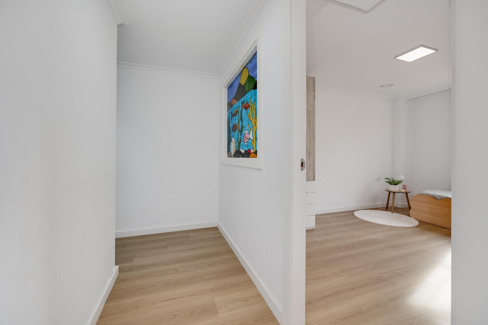 For sale - 3 Bedroom 2 Bathroom Apartment in Torrevieja - Centro  - Alicante