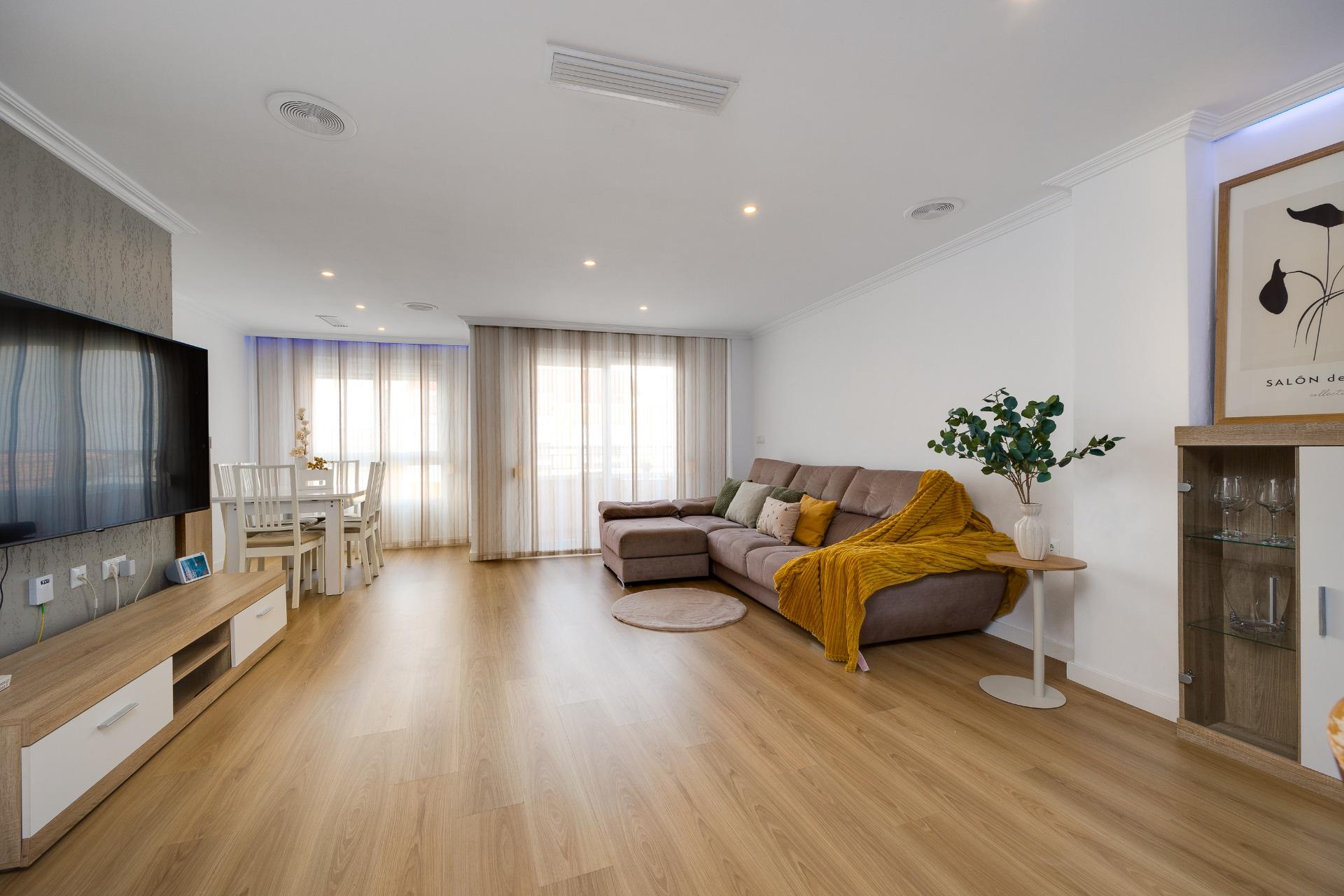 For sale - 3 Bedroom 2 Bathroom Apartment in Torrevieja - Centro  - Alicante