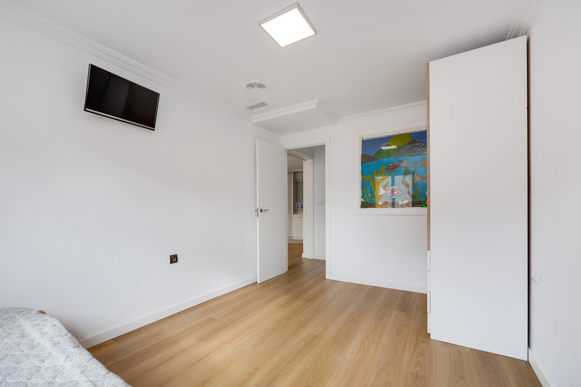 For sale - 3 Bedroom 2 Bathroom Apartment in Torrevieja - Centro  - Alicante