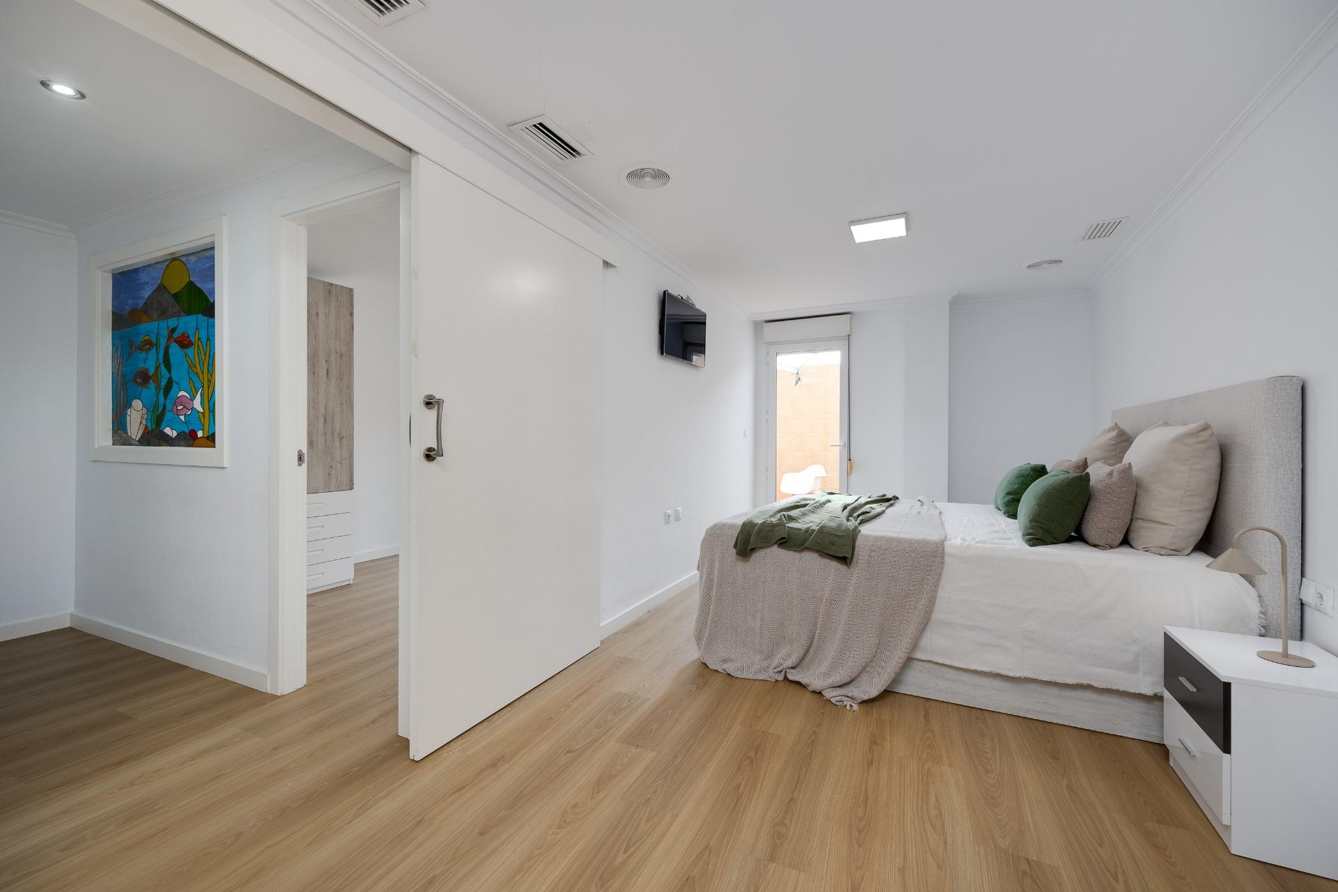 For sale - 3 Bedroom 2 Bathroom Apartment in Torrevieja - Centro  - Alicante