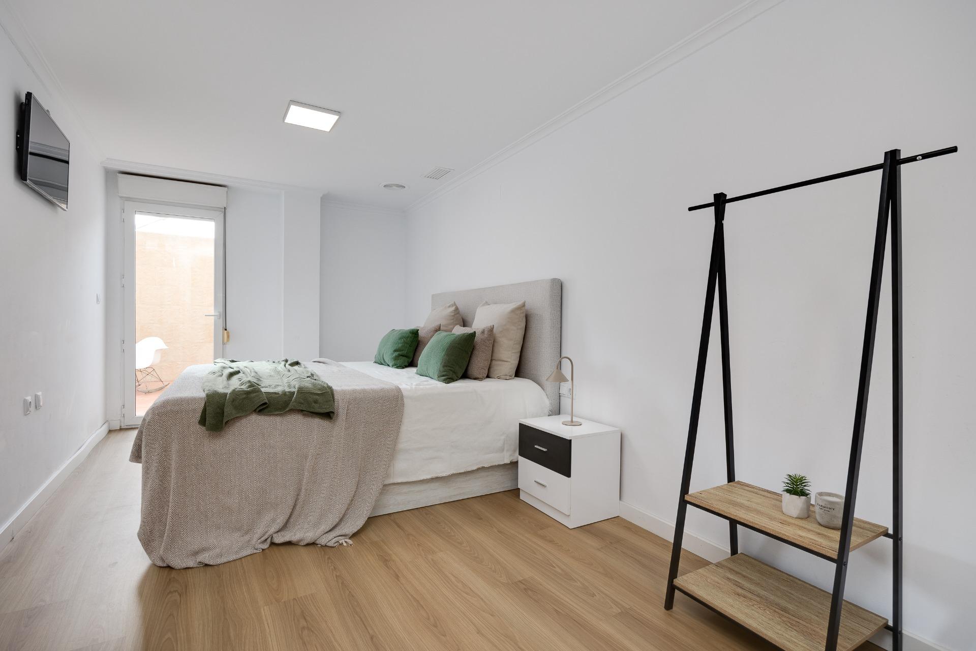 For sale - 3 Bedroom 2 Bathroom Apartment in Torrevieja - Centro  - Alicante