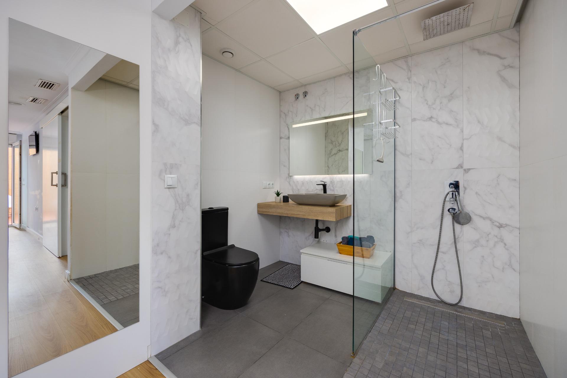 For sale - 3 Bedroom 2 Bathroom Apartment in Torrevieja - Centro  - Alicante
