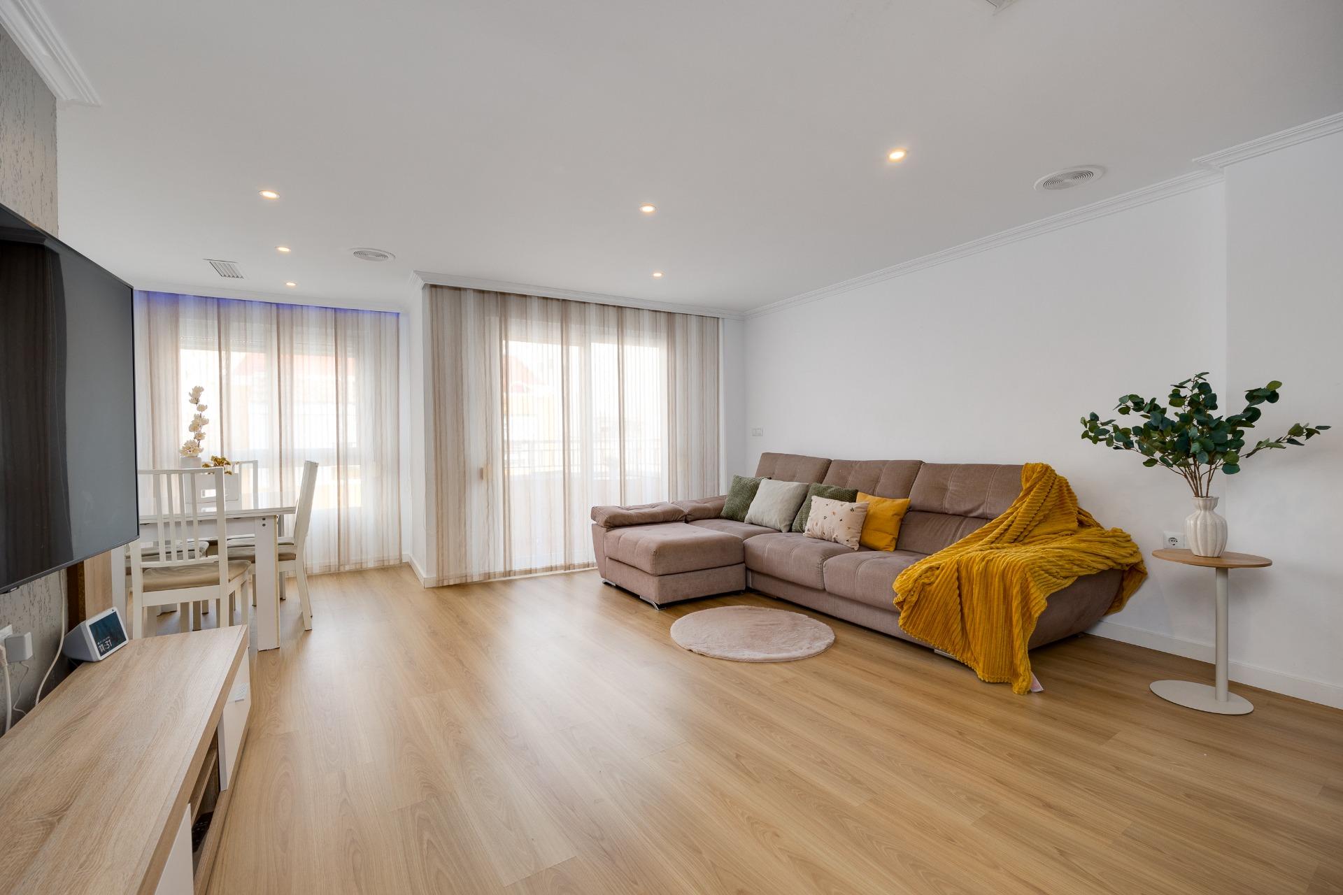 For sale - 3 Bedroom 2 Bathroom Apartment in Torrevieja - Centro  - Alicante
