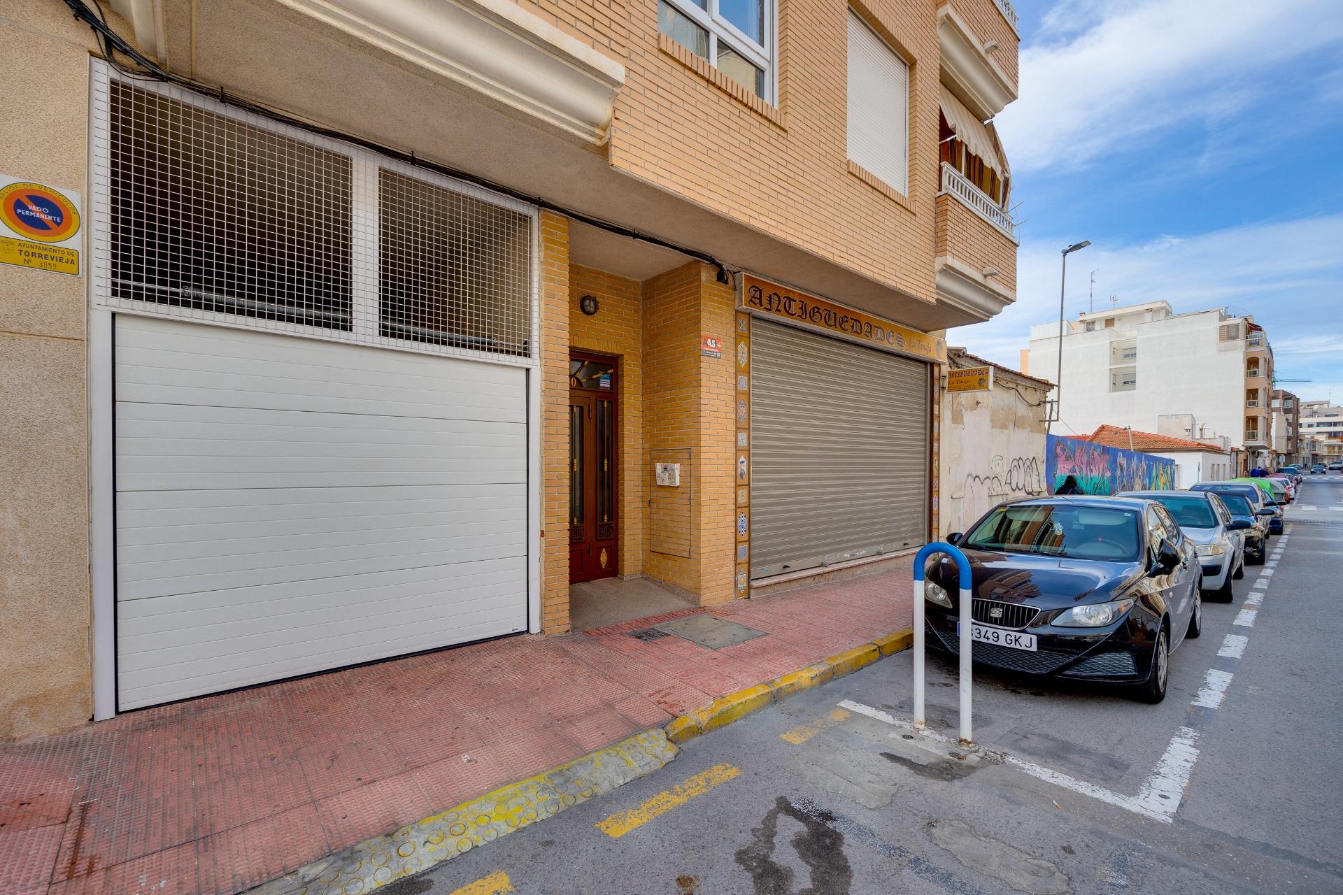 For sale - 3 Bedroom 2 Bathroom Apartment in Torrevieja - Centro  - Alicante
