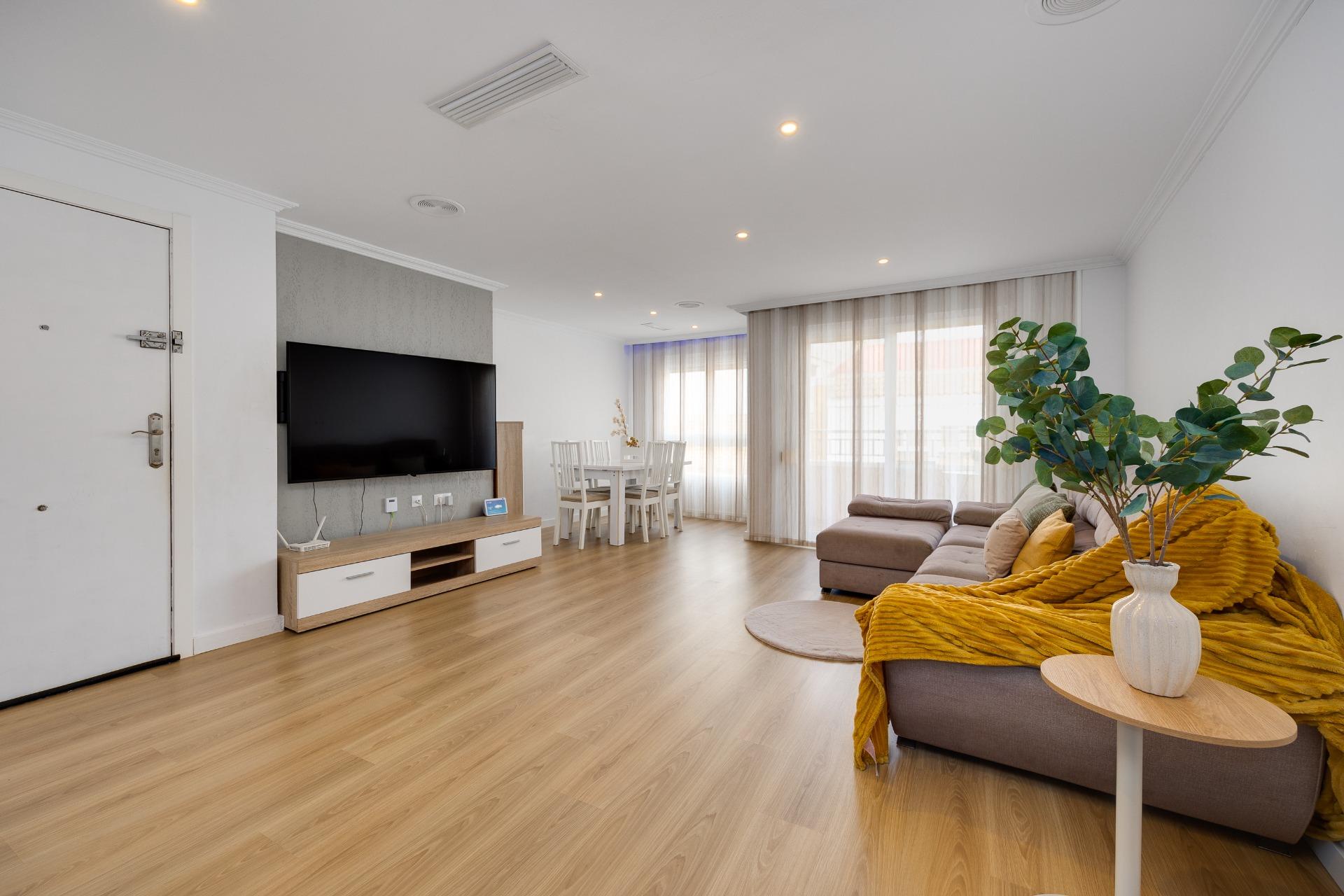 For sale - 3 Bedroom 2 Bathroom Apartment in Torrevieja - Centro  - Alicante