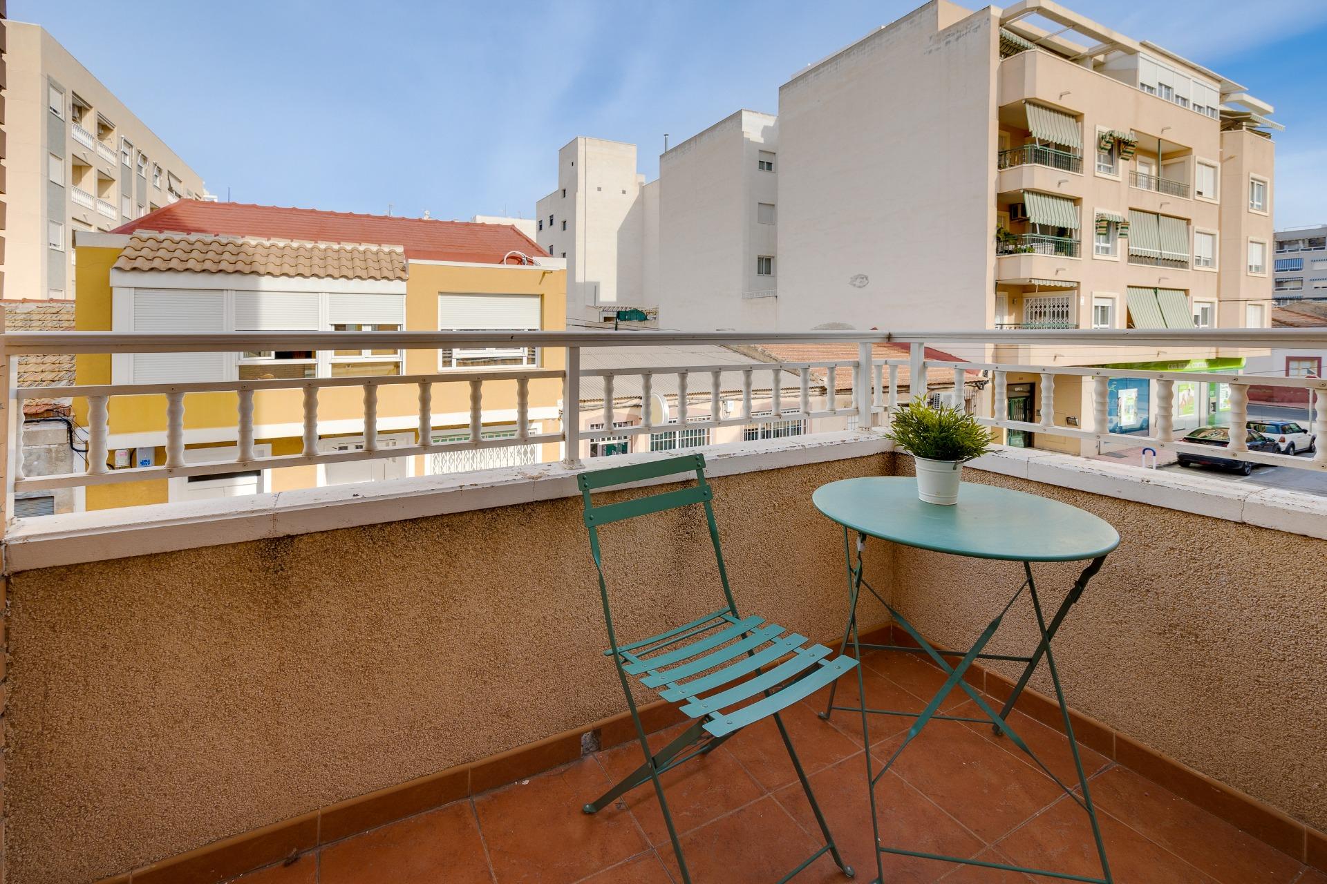 For sale - 3 Bedroom 2 Bathroom Apartment in Torrevieja - Centro  - Alicante