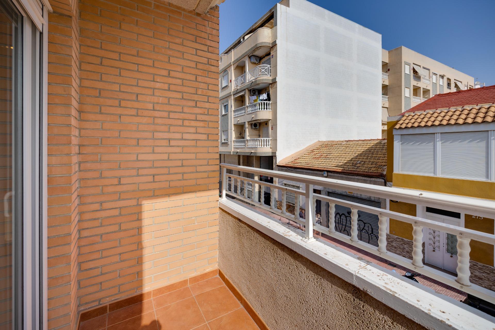 For sale - 3 Bedroom 2 Bathroom Apartment in Torrevieja - Centro  - Alicante
