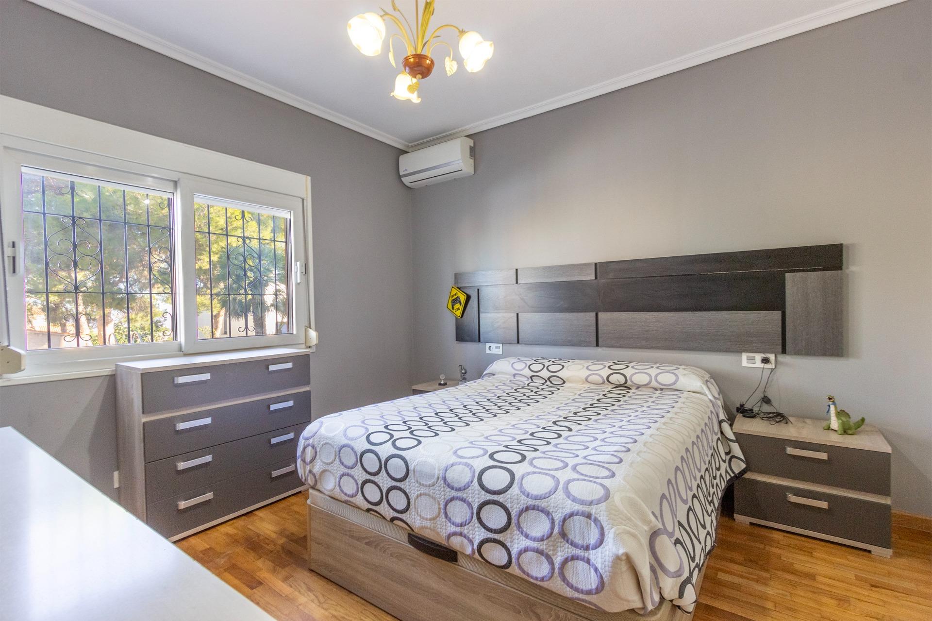 For sale - 4 Bedroom 3 Bathroom Villa in Torrevieja - Los Balcones  - Alicante