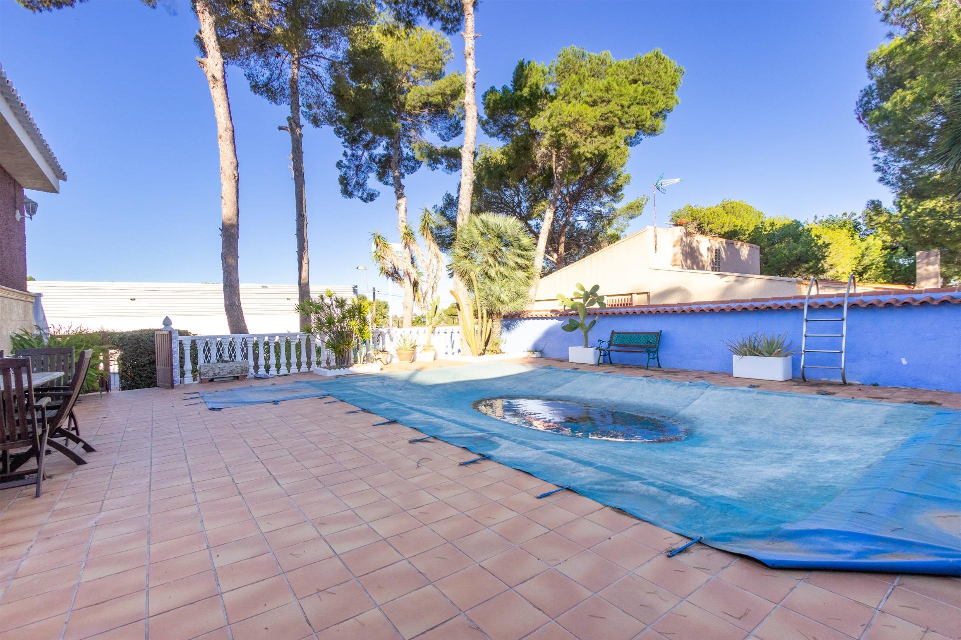 For sale - 4 Bedroom 3 Bathroom Villa in Torrevieja - Los Balcones  - Alicante