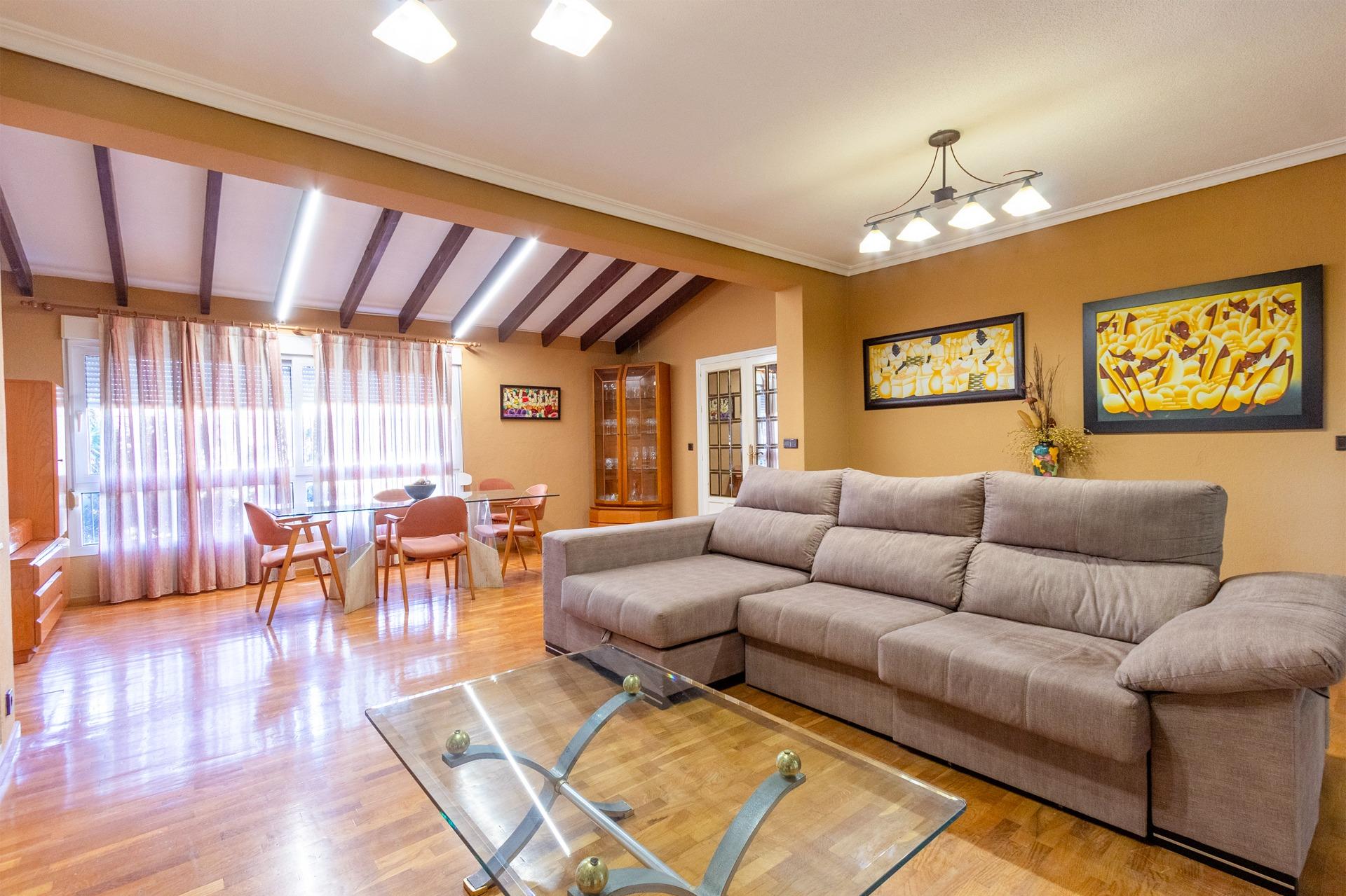 For sale - 4 Bedroom 3 Bathroom Villa in Torrevieja - Los Balcones  - Alicante