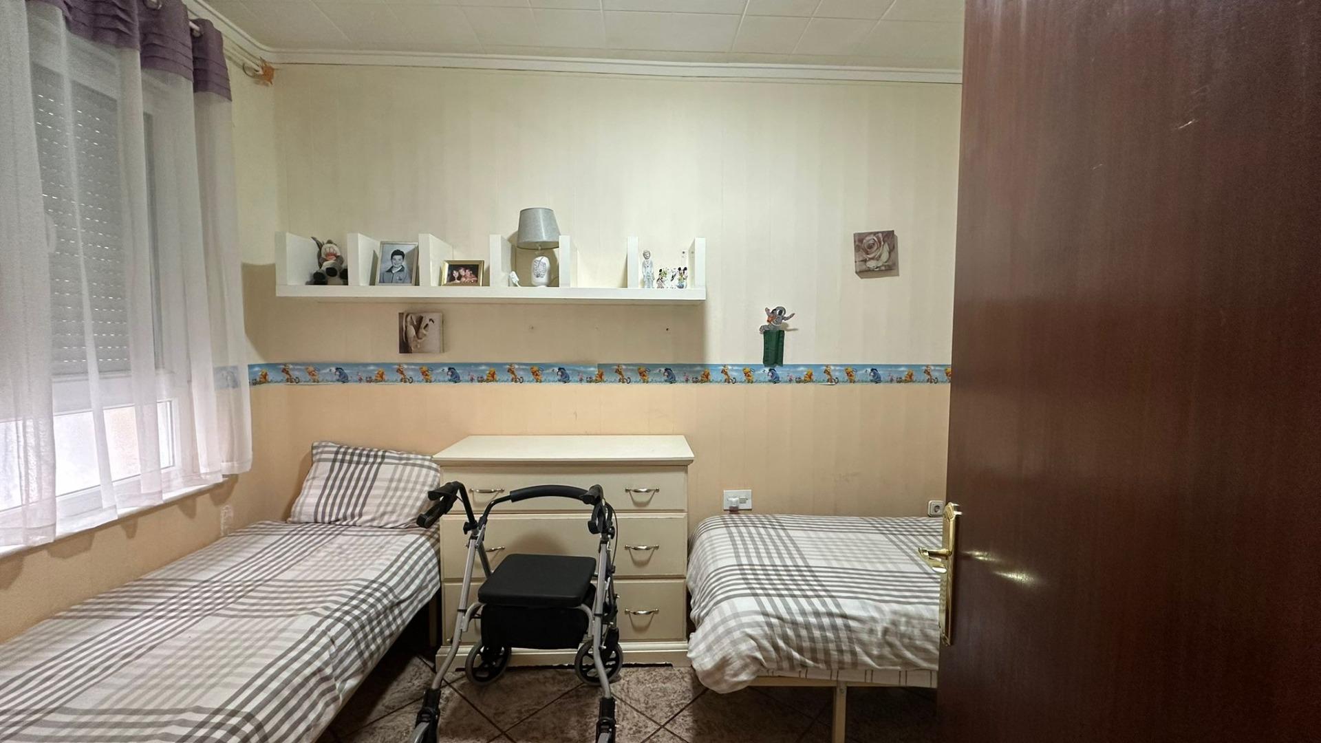 For sale - 4 Bedroom 1 Bathroom Apartment in Torrevieja - Estacion De Autobuses  - Alicante