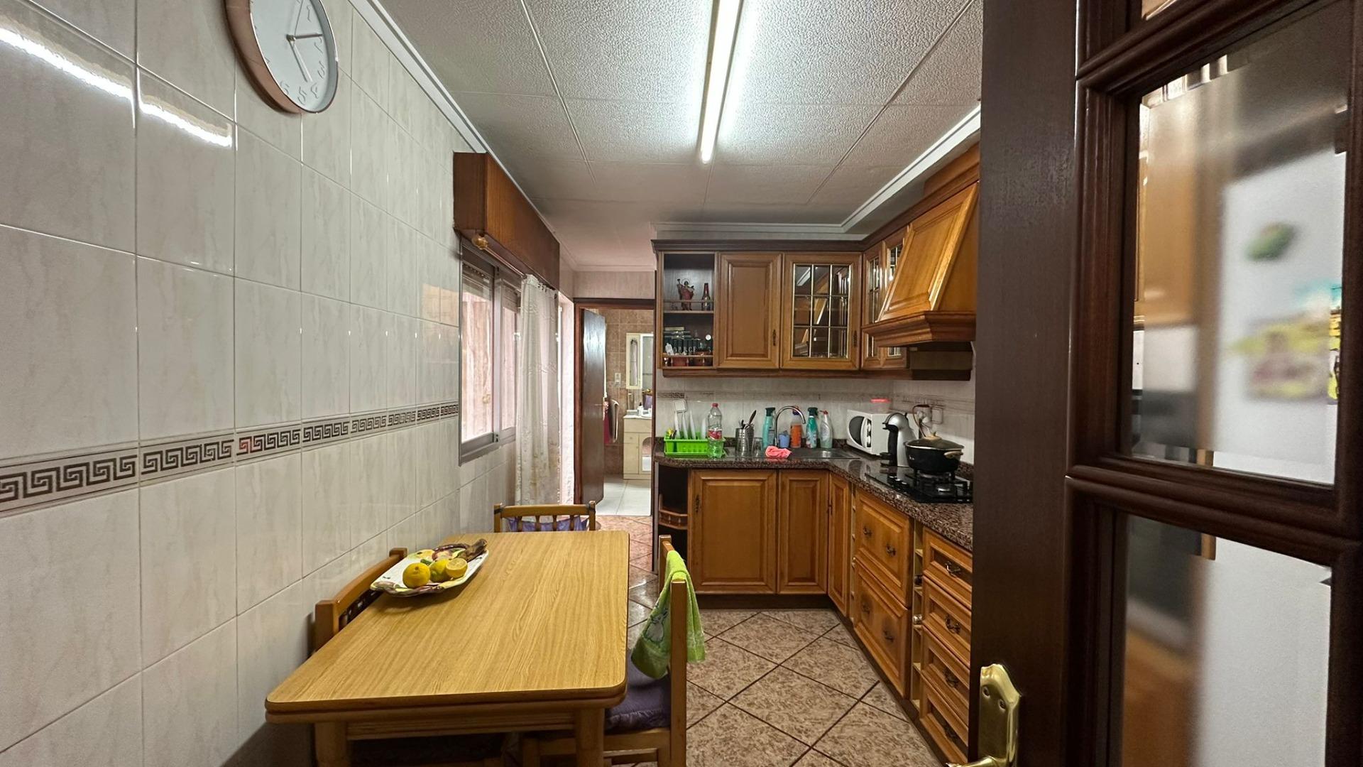For sale - 4 Bedroom 1 Bathroom Apartment in Torrevieja - Estacion De Autobuses  - Alicante