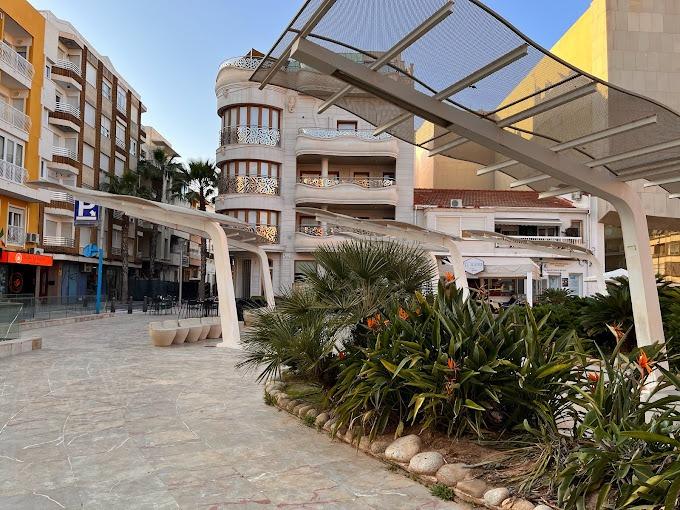 For sale - 3 Bedroom 2 Bathroom Apartment in Torrevieja - Centro  - Alicante