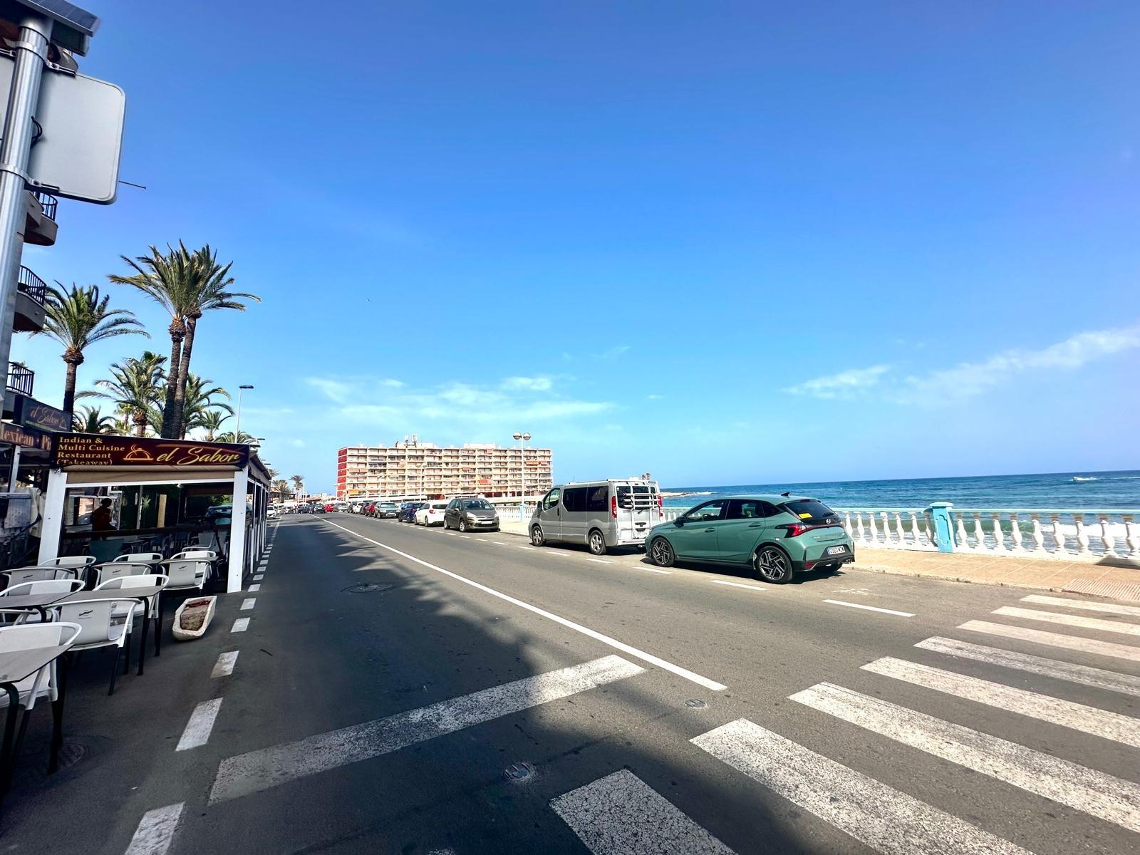 For sale - 3 Bedroom 2 Bathroom Apartment in Torrevieja - Centro  - Alicante