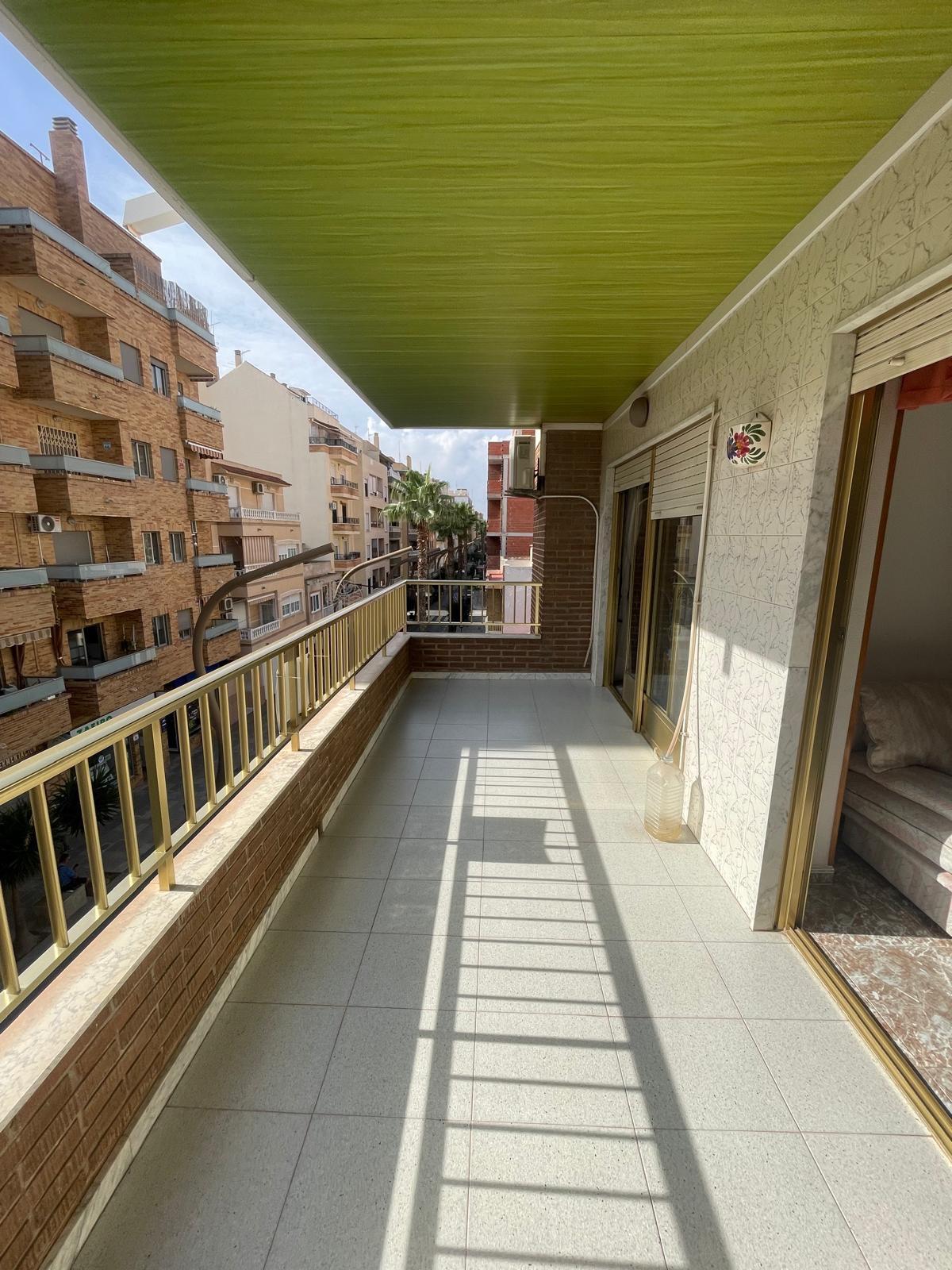 For sale - 4 Bedroom 2 Bathroom Apartment in Torrevieja - Centro  - Alicante