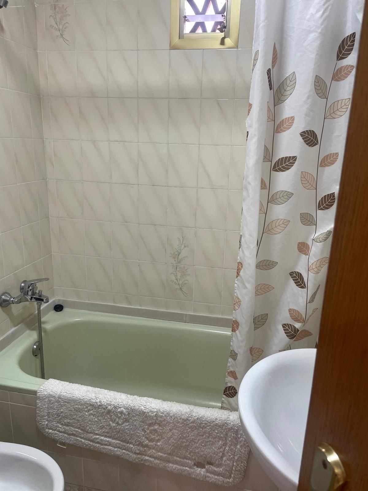 For sale - 4 Bedroom 2 Bathroom Apartment in Torrevieja - Centro  - Alicante