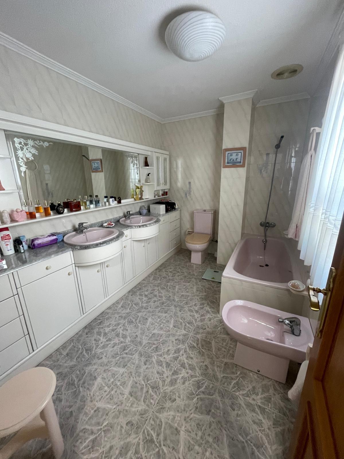 For sale - 4 Bedroom 2 Bathroom Apartment in Torrevieja - Centro  - Alicante