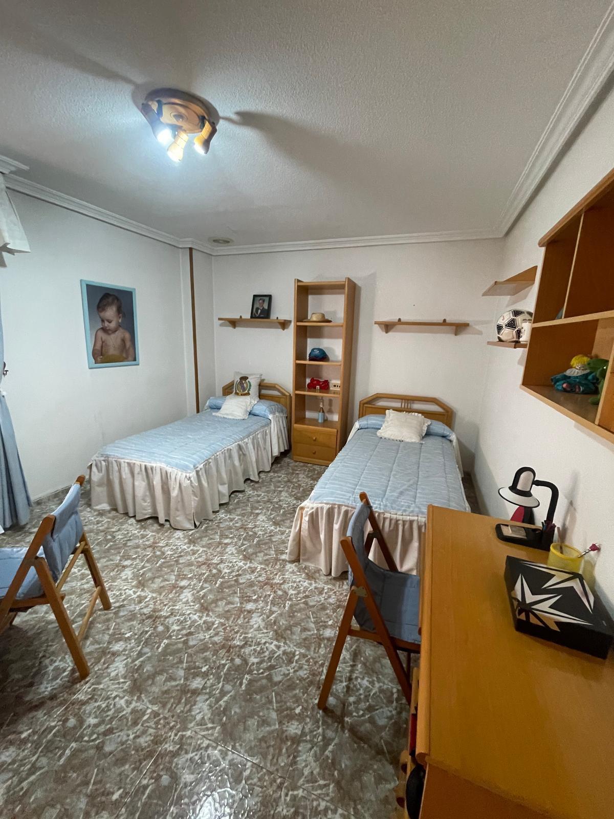 For sale - 4 Bedroom 2 Bathroom Apartment in Torrevieja - Centro  - Alicante