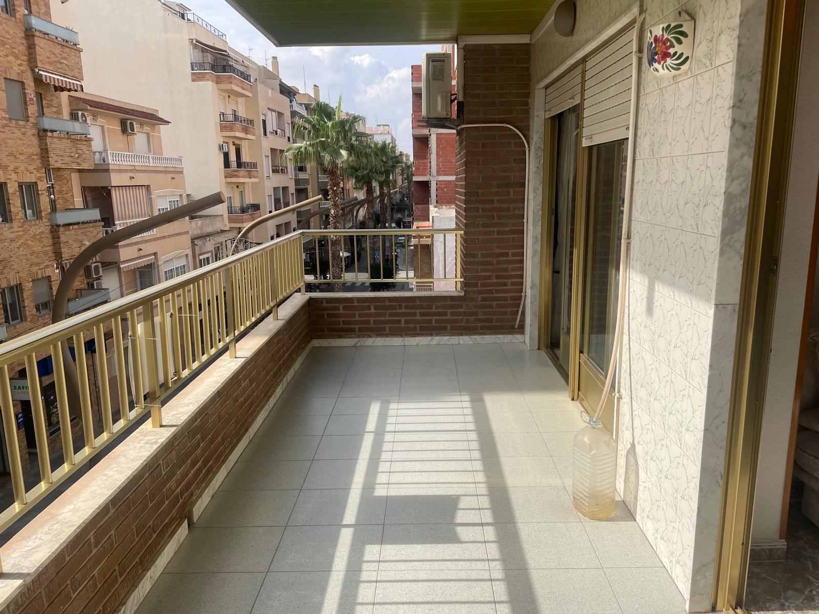 For sale - 4 Bedroom 2 Bathroom Apartment in Torrevieja - Centro  - Alicante