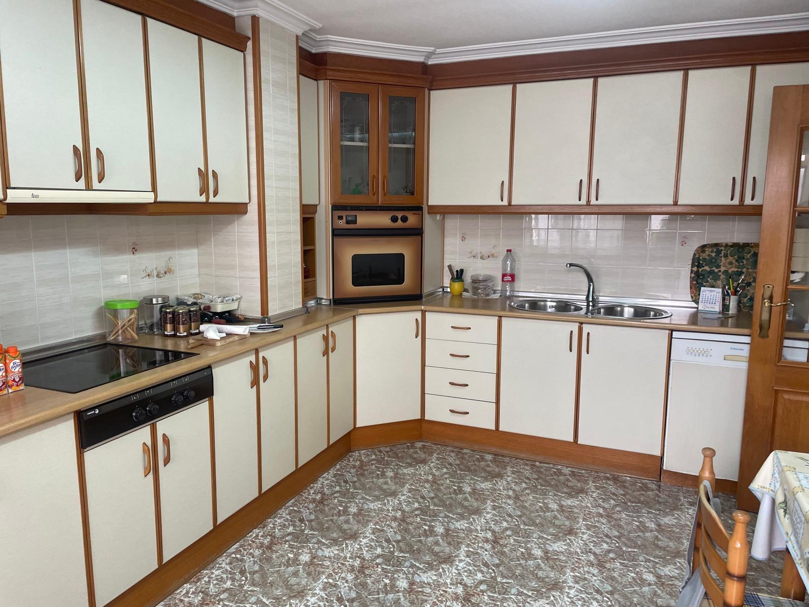 For sale - 4 Bedroom 2 Bathroom Apartment in Torrevieja - Centro  - Alicante