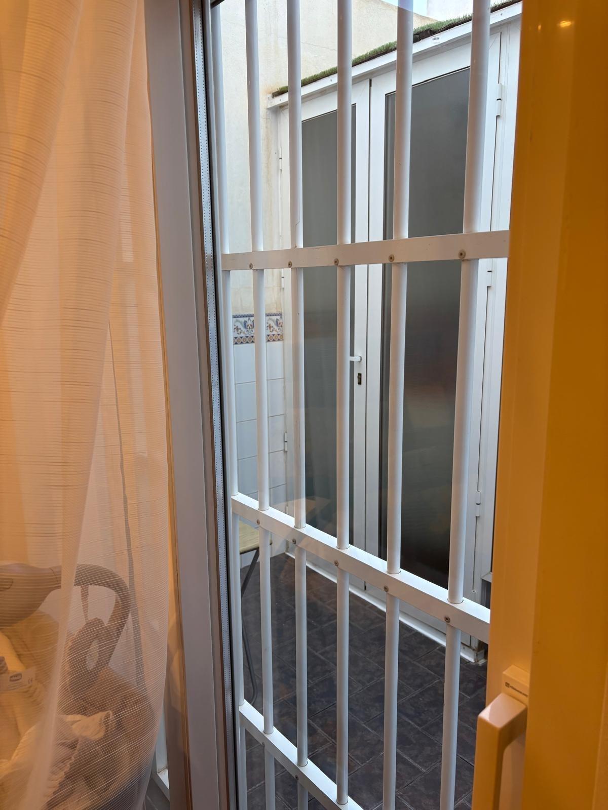 For sale - 3 Bedroom 2 Bathroom Apartment in Torrevieja - Centro  - Alicante