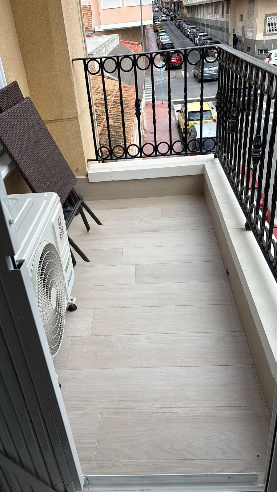 For sale - 3 Bedroom 2 Bathroom Apartment in Torrevieja - Centro  - Alicante