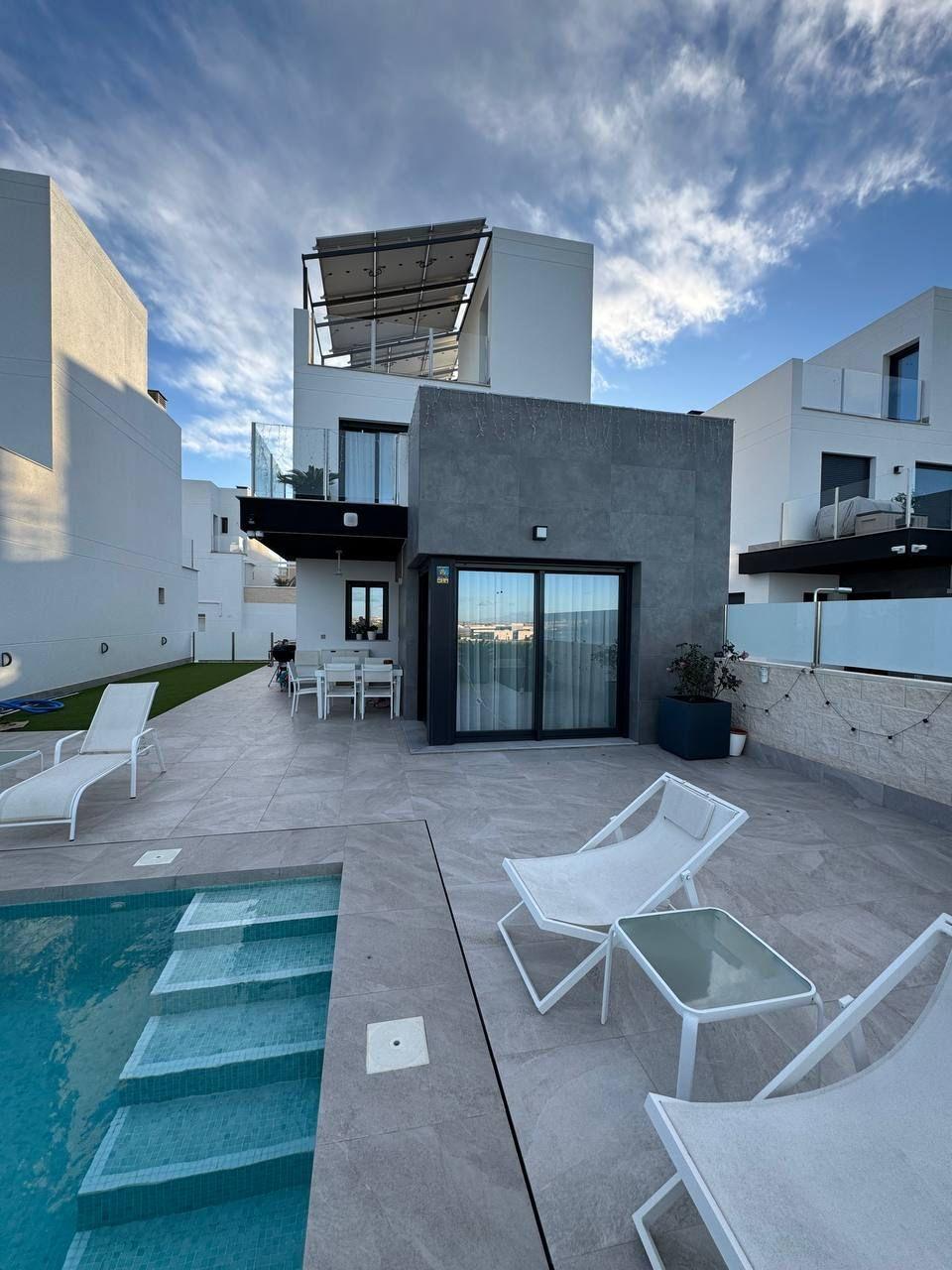 For sale - 3 Bedroom 3 Bathroom Villa in Torrevieja - Los Balcones - Los Altos Del Edén  - Alicante